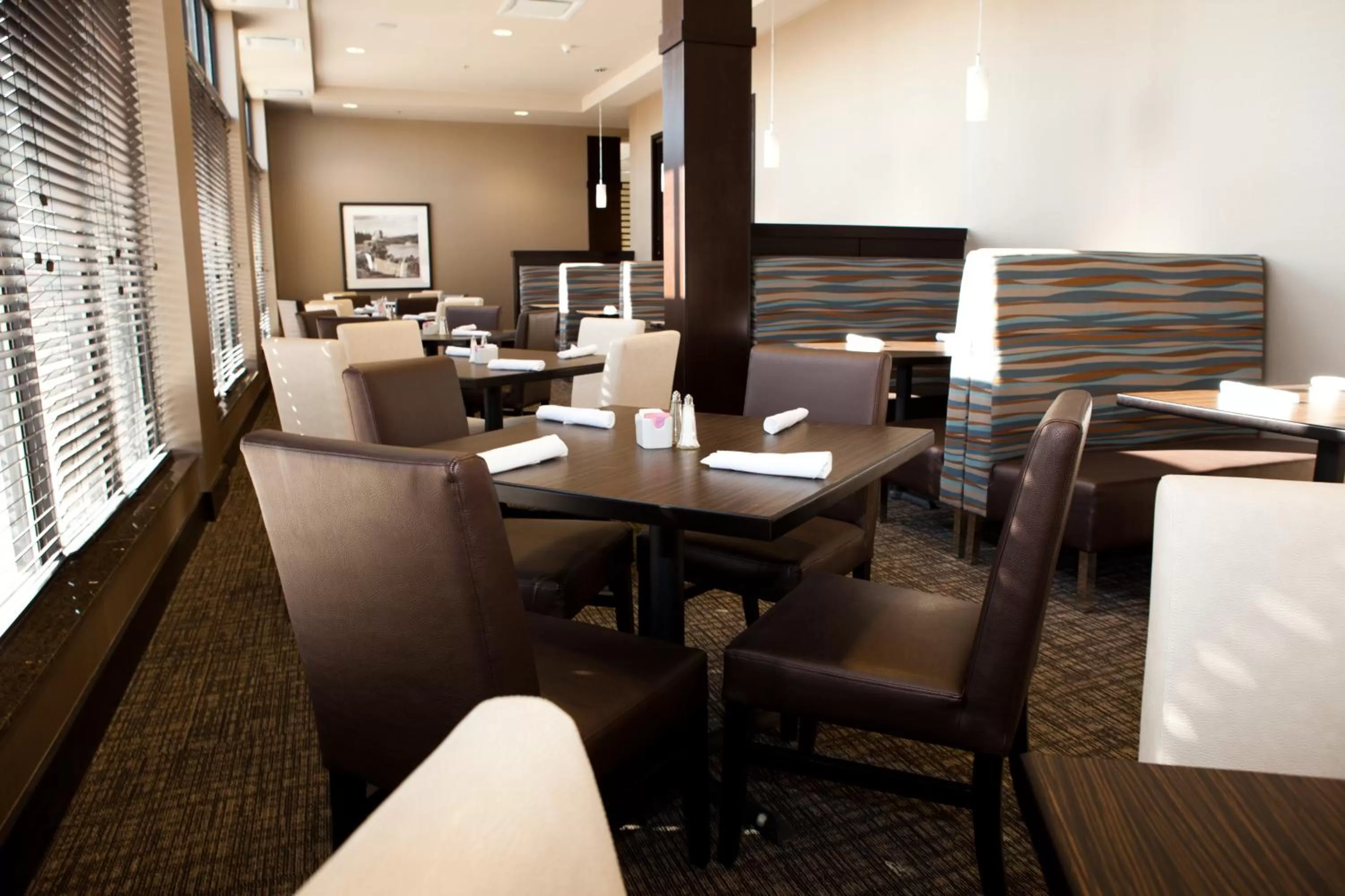 Restaurant/places to eat in Holiday Inn Hotel & Suites Red Deer by IHG