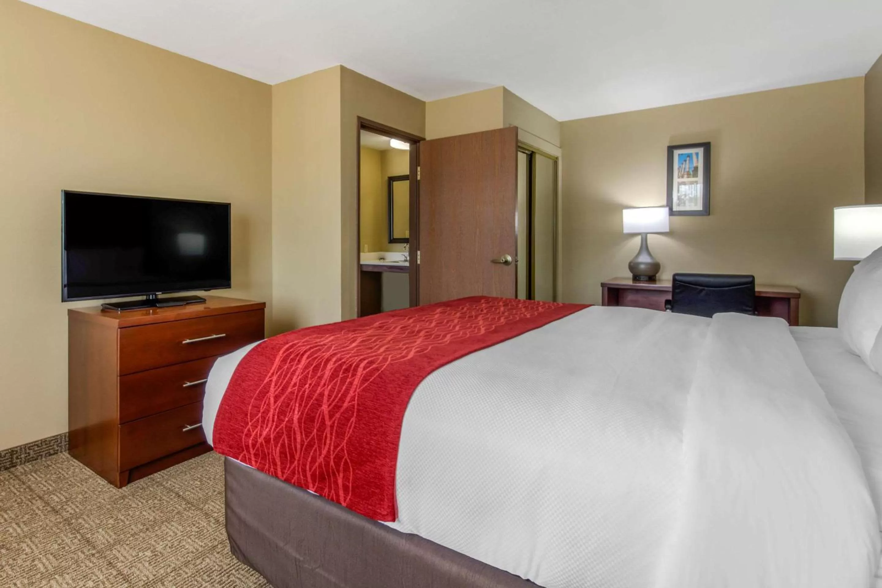 Photo of the whole room, Bed in Comfort Inn & Suites McComb
