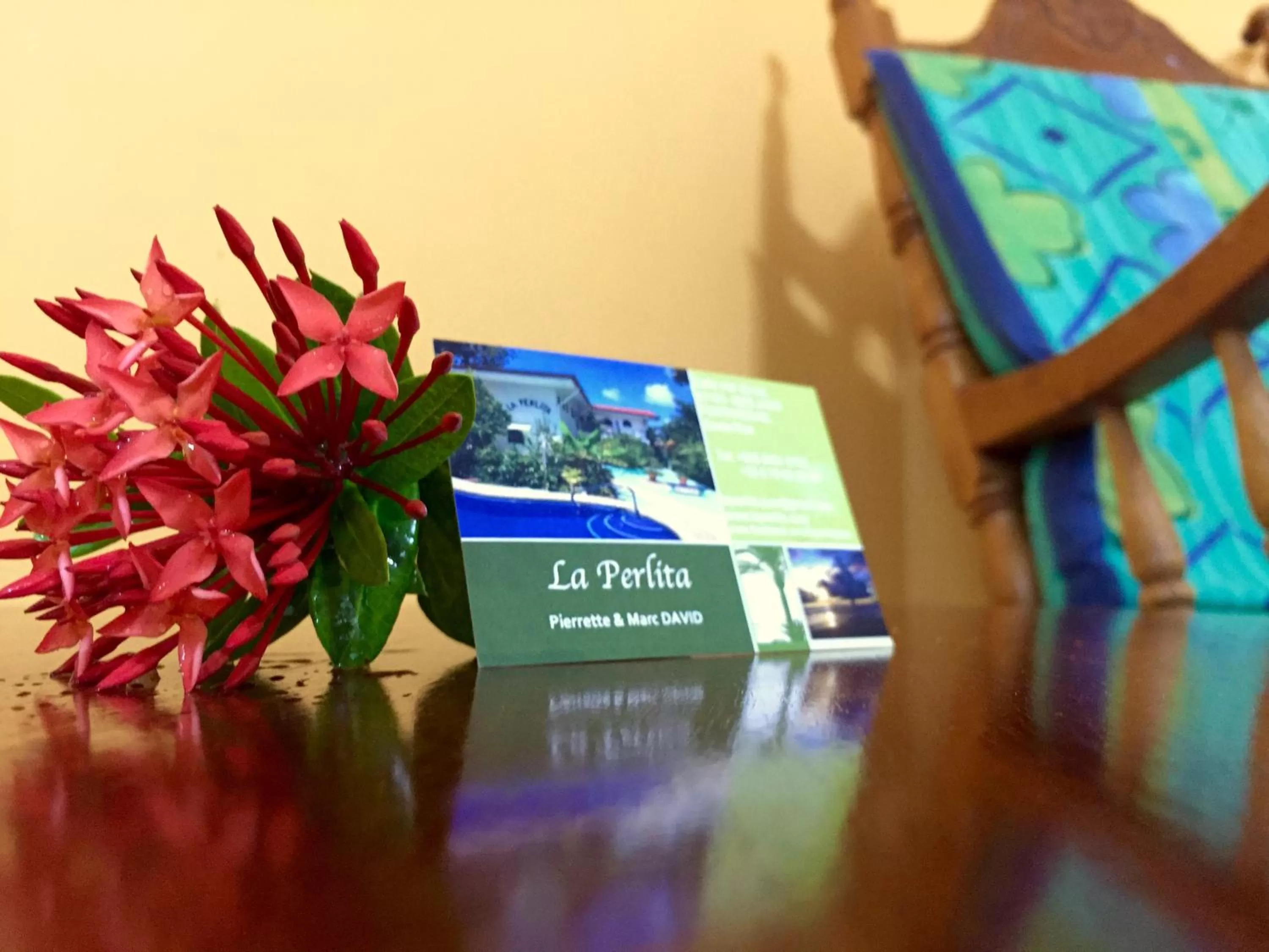 Property logo or sign in La Perlita