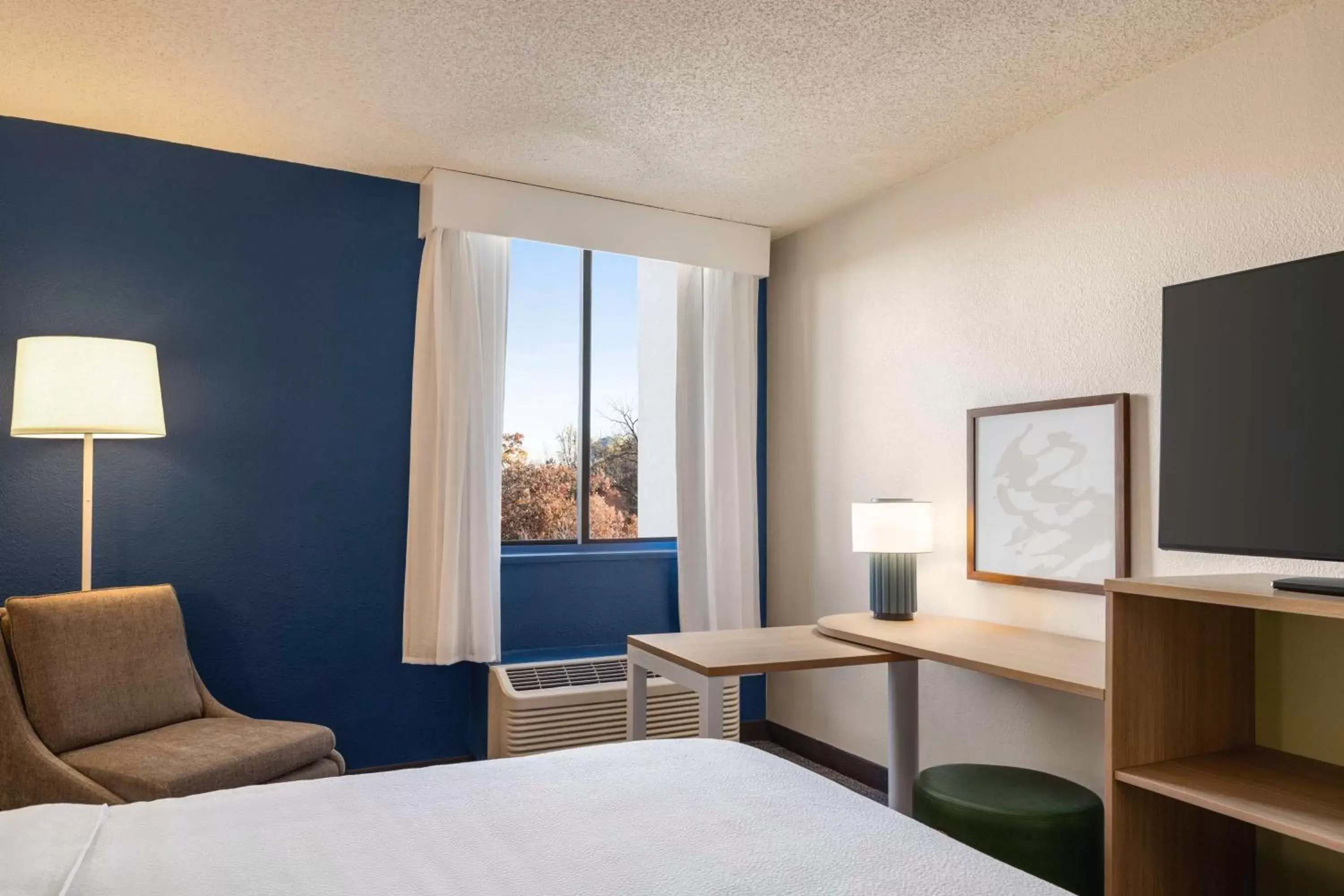 Queen Room with Bath Tub - Mobility Accessible in Spark By Hilton Germantown Washington DC North Queen Room with Bath Tub - Mobility Accessible in Spark By Hilton Germantown Washington DC North