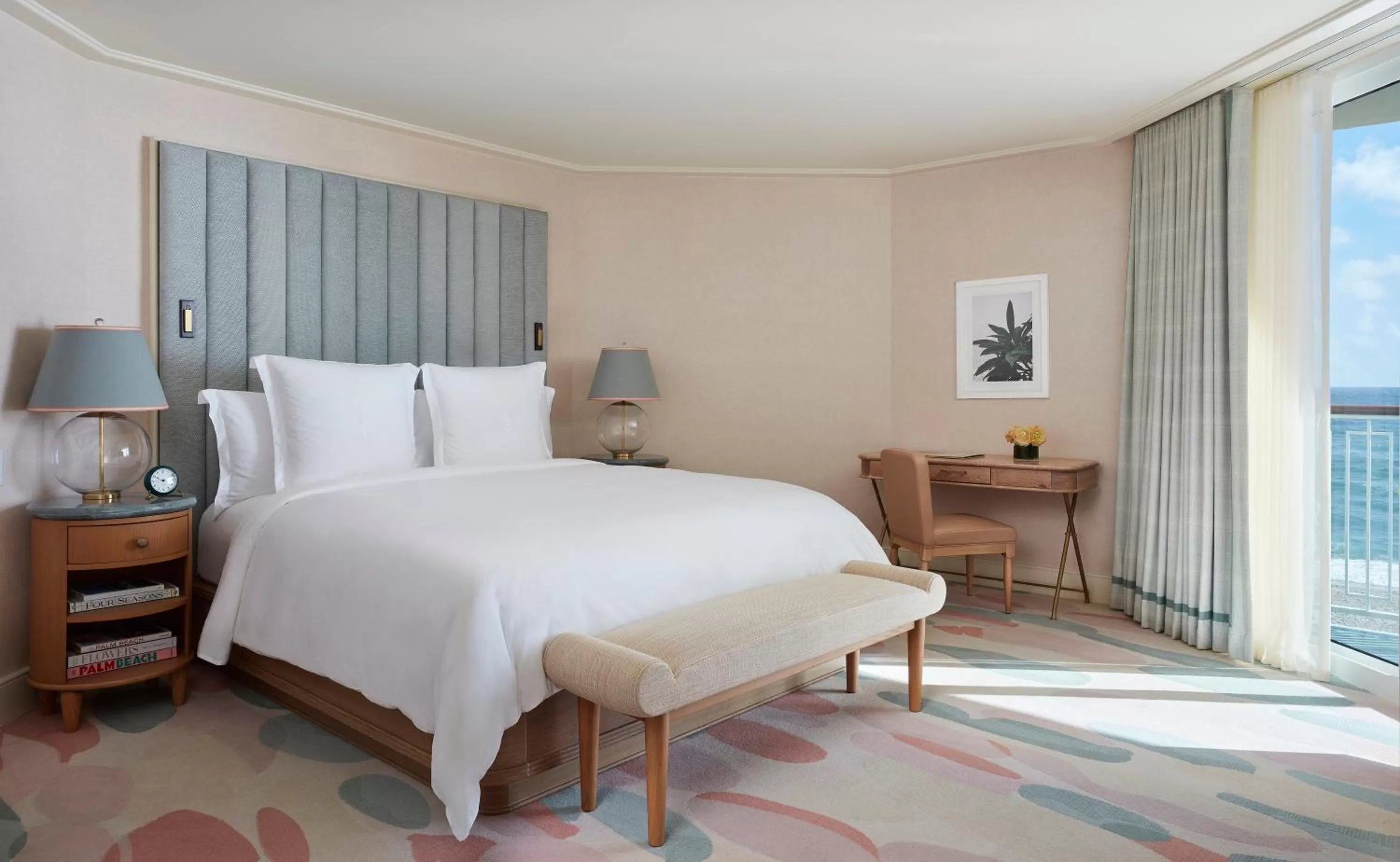 Bedroom, Bed in Four Seasons Resort Palm Beach