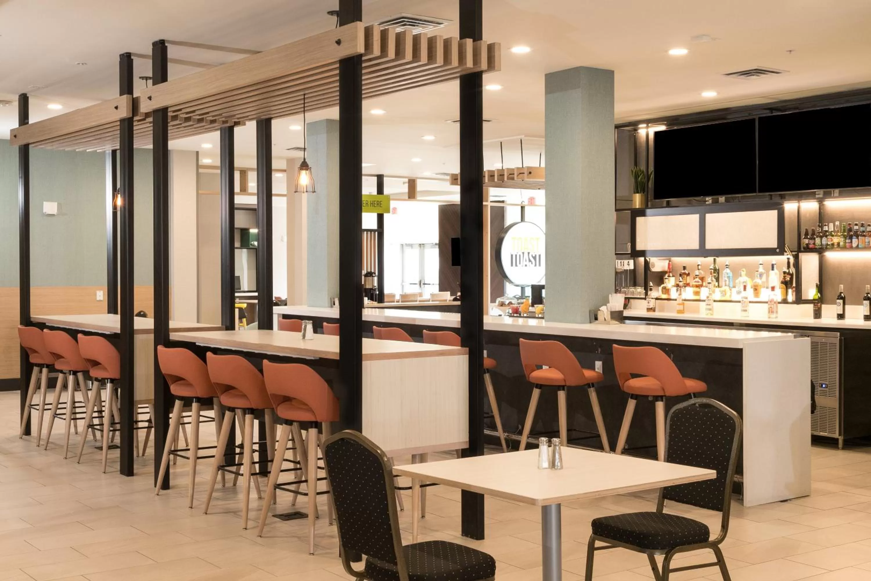 Lounge or bar in Holiday Inn Hotel & Suites - Mount Pleasant by IHG