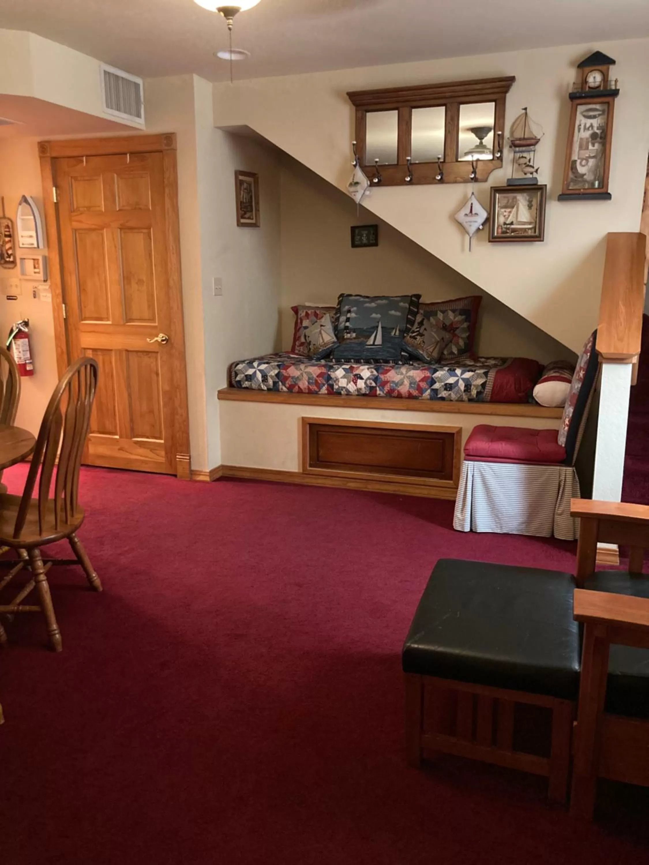 Living room in All Seasons Inn