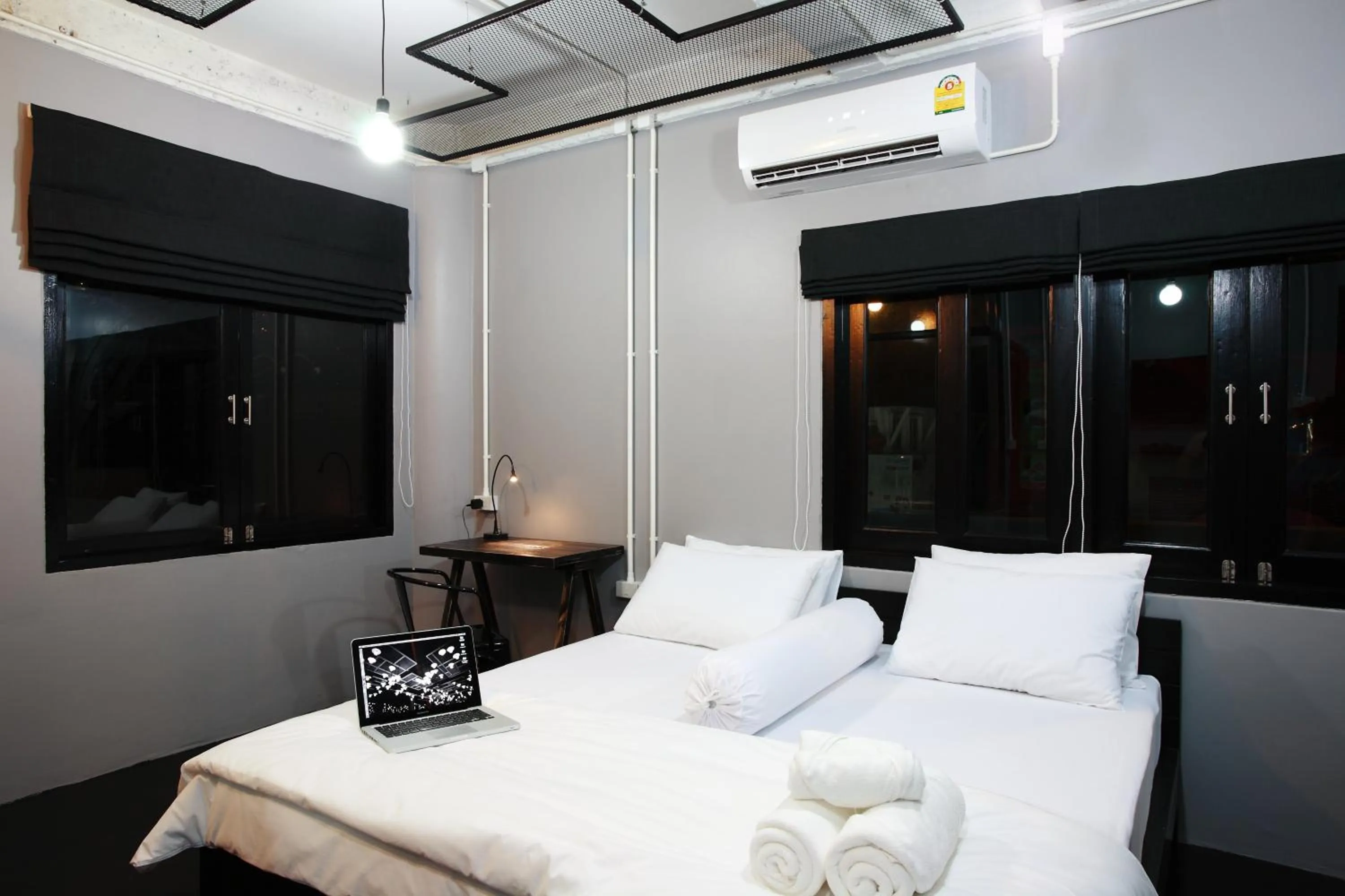 Photo of the whole room in Meroom