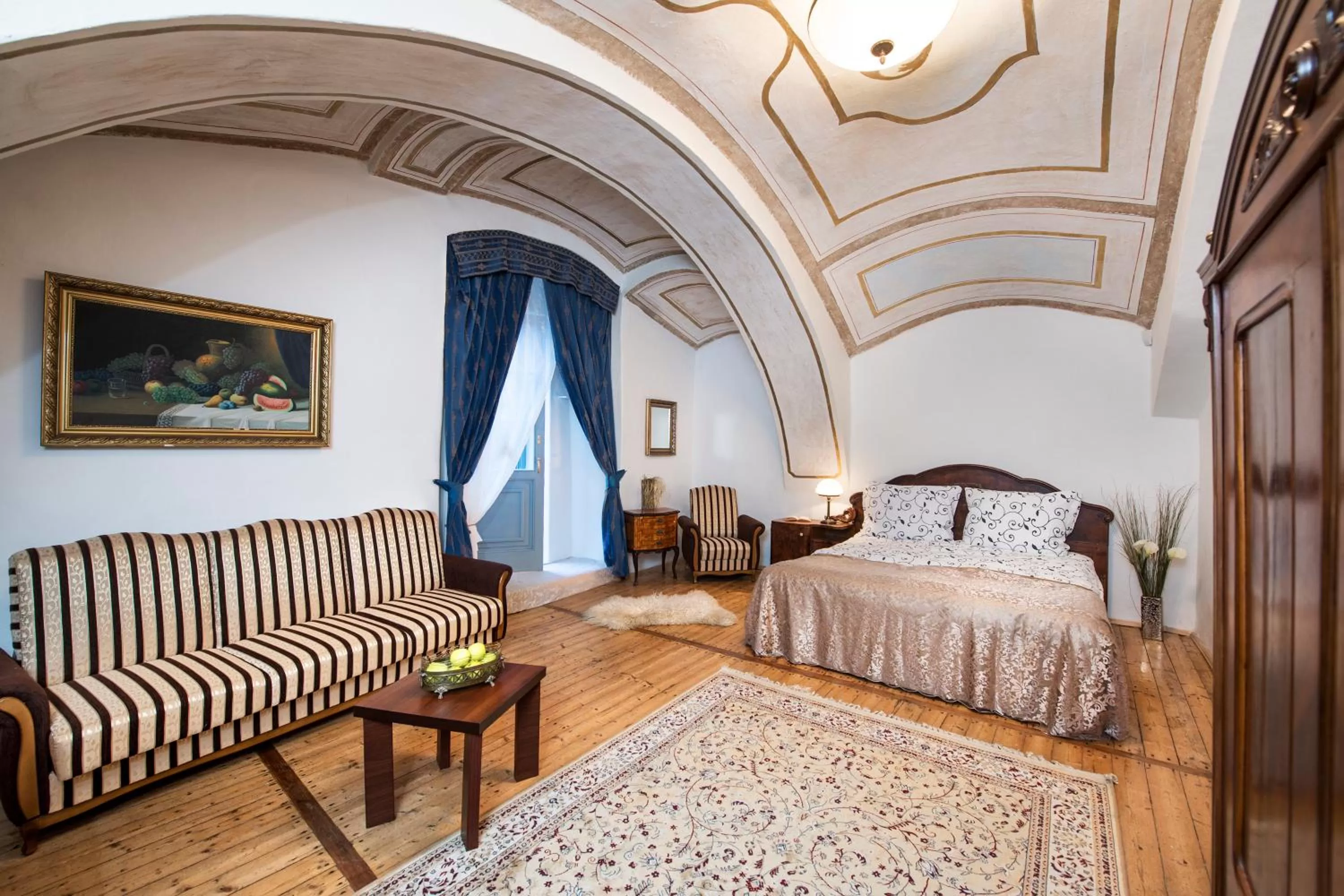 Photo of the whole room, Bed in Chateau GrandCastle