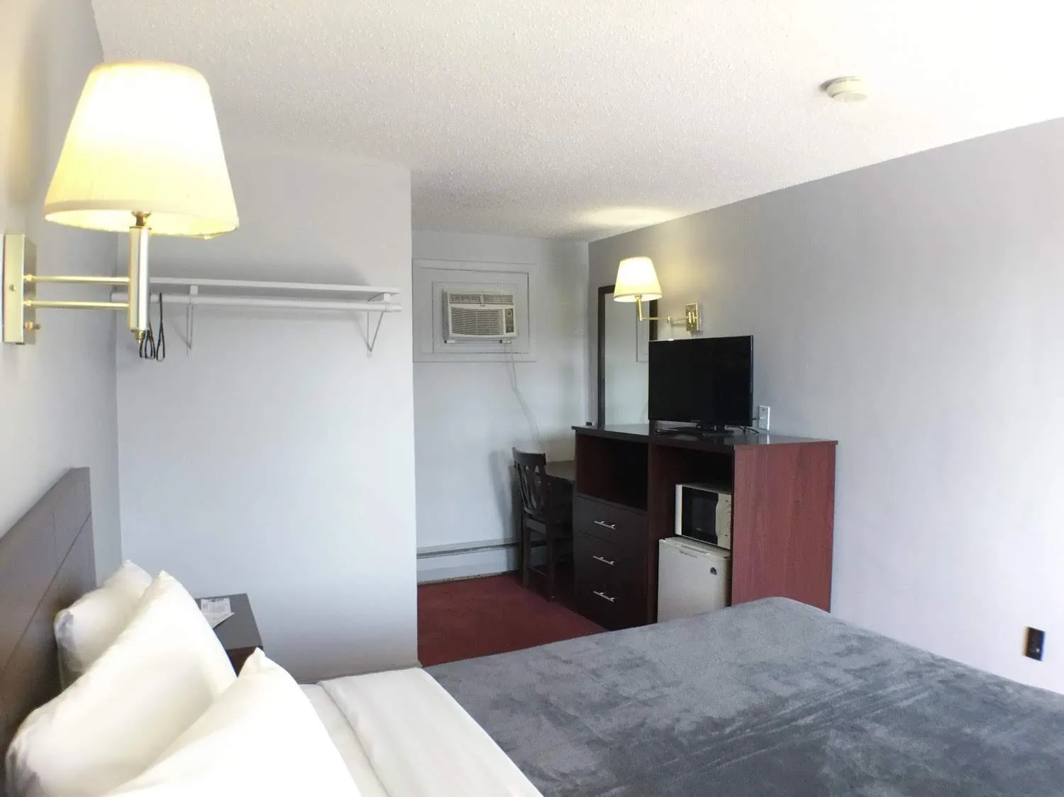 One Queen Bedroom in Swiss Cottage Inn