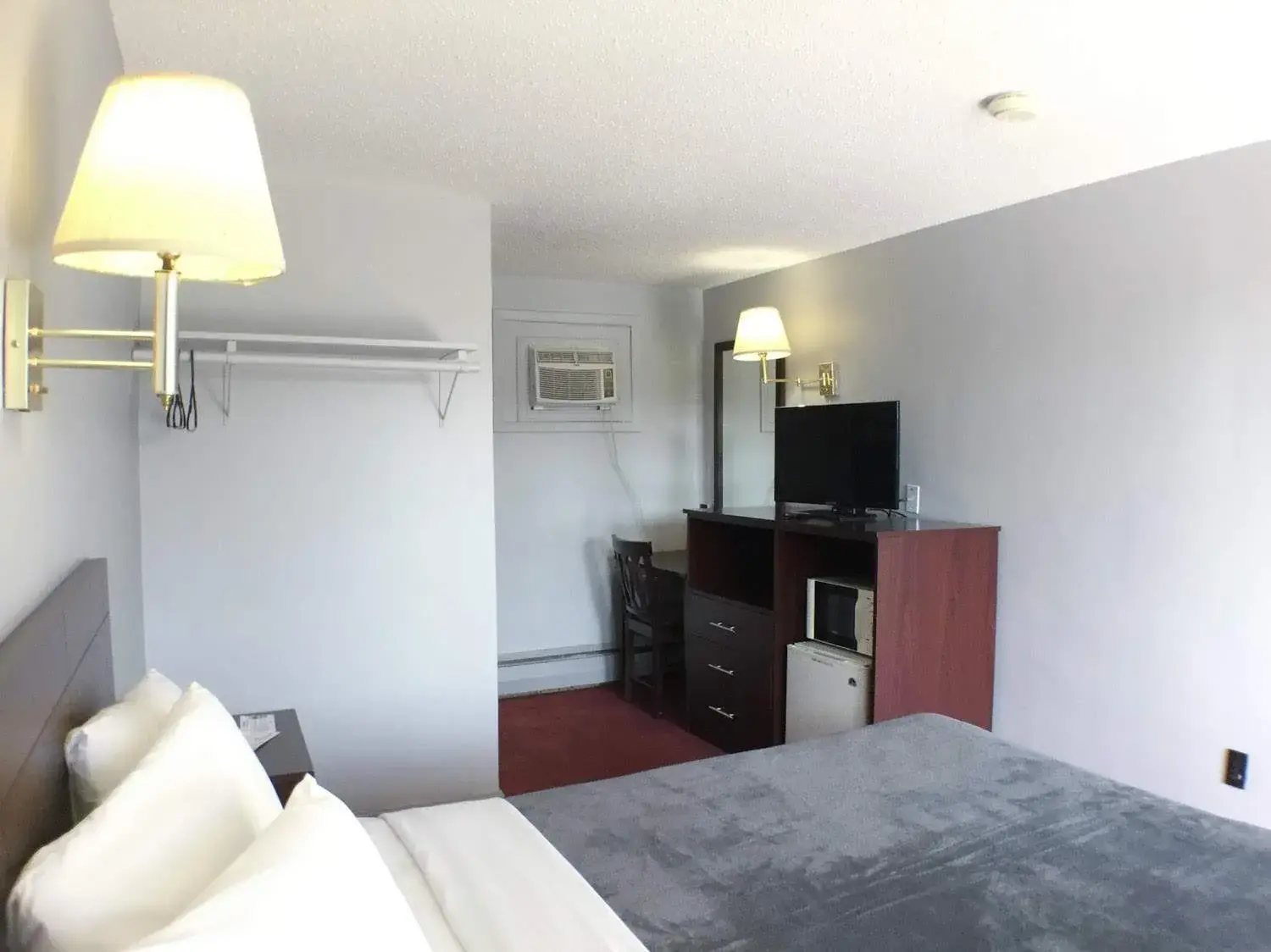 One Queen Bedroom in Swiss Cottage Inn One Queen Bedroom in Swiss Cottage Inn