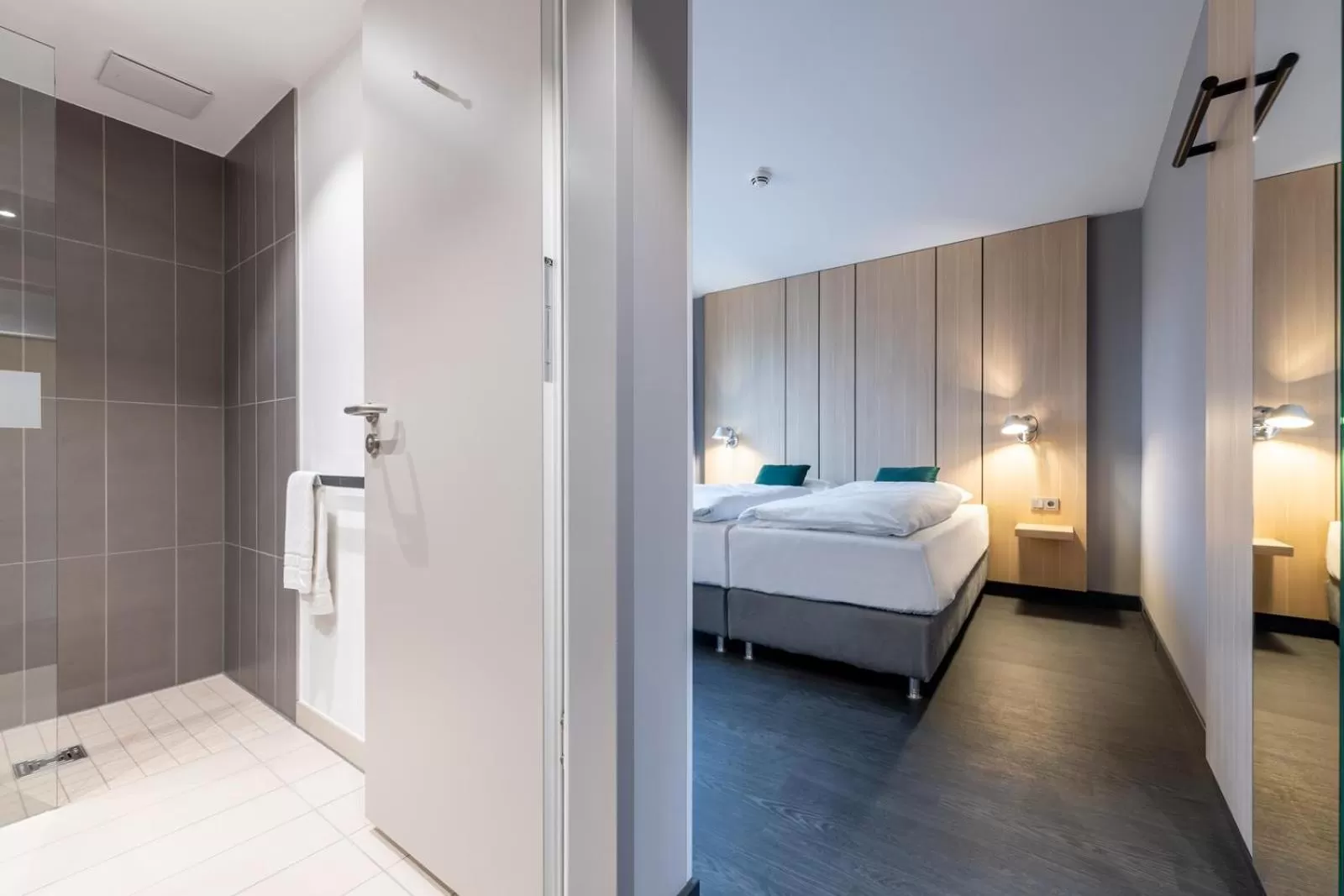 Photo of the whole room, Bed in Serways Hotel Hösel