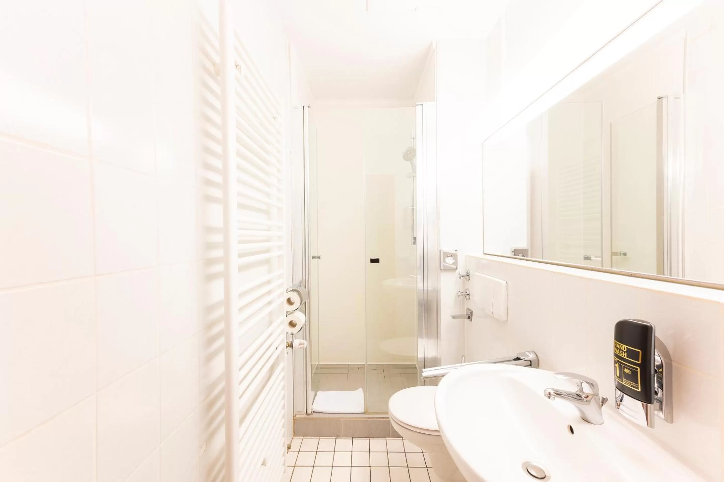 Shower in Hotel Astoria am Urachplatz