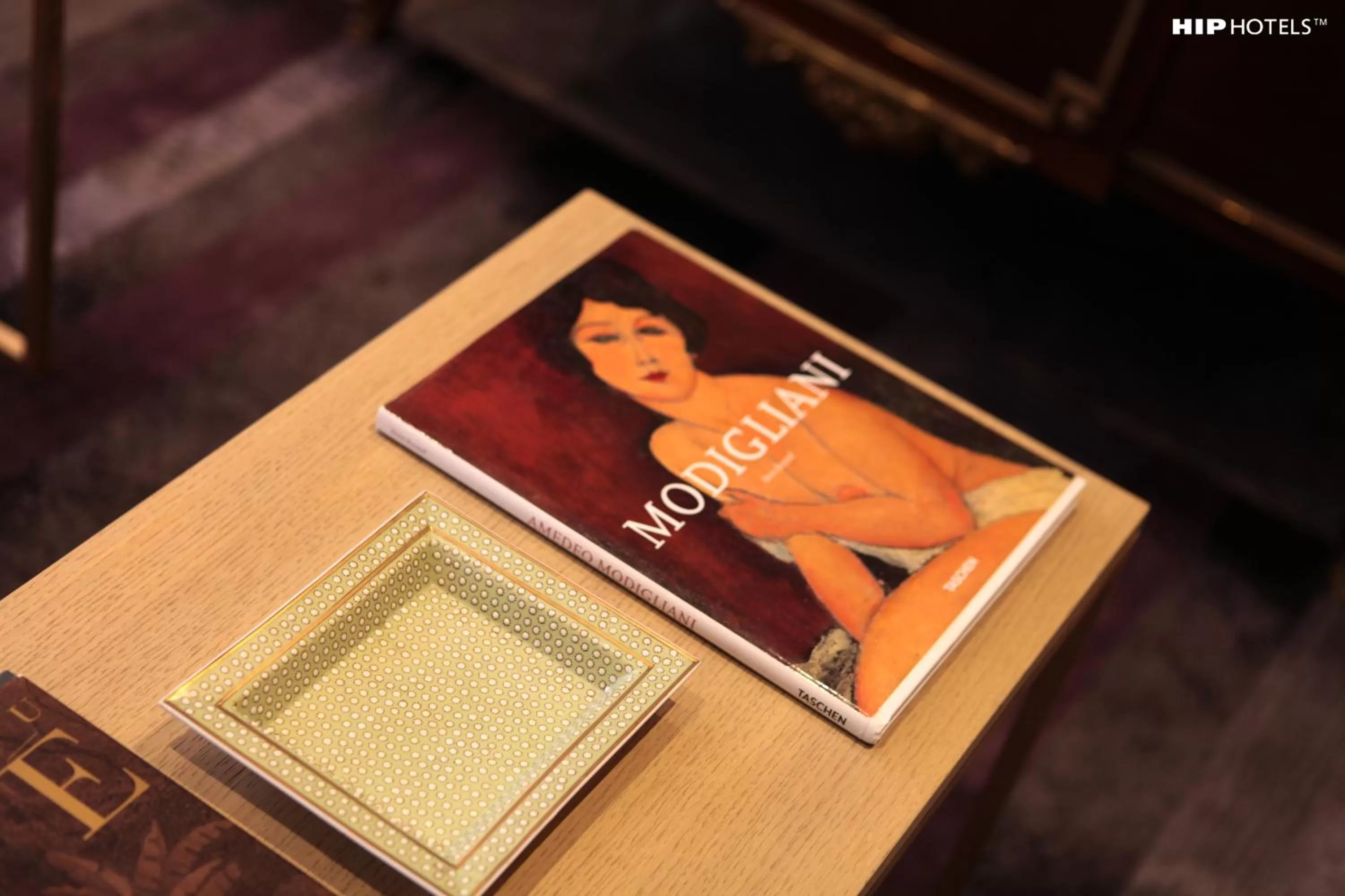 Library in Balmoral Champs Elysées