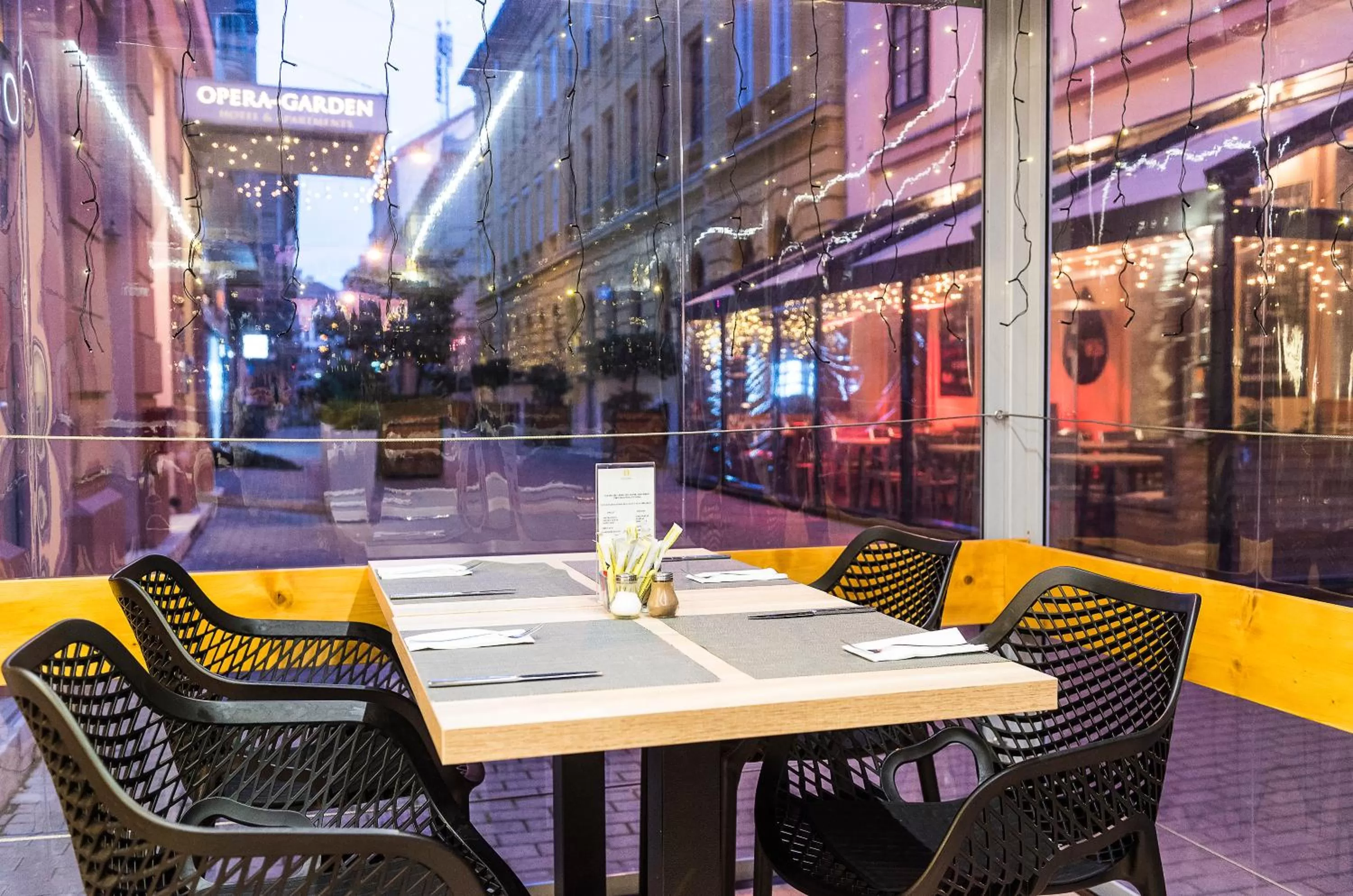 Restaurant/places to eat in Opera Garden Hotel & Apartments