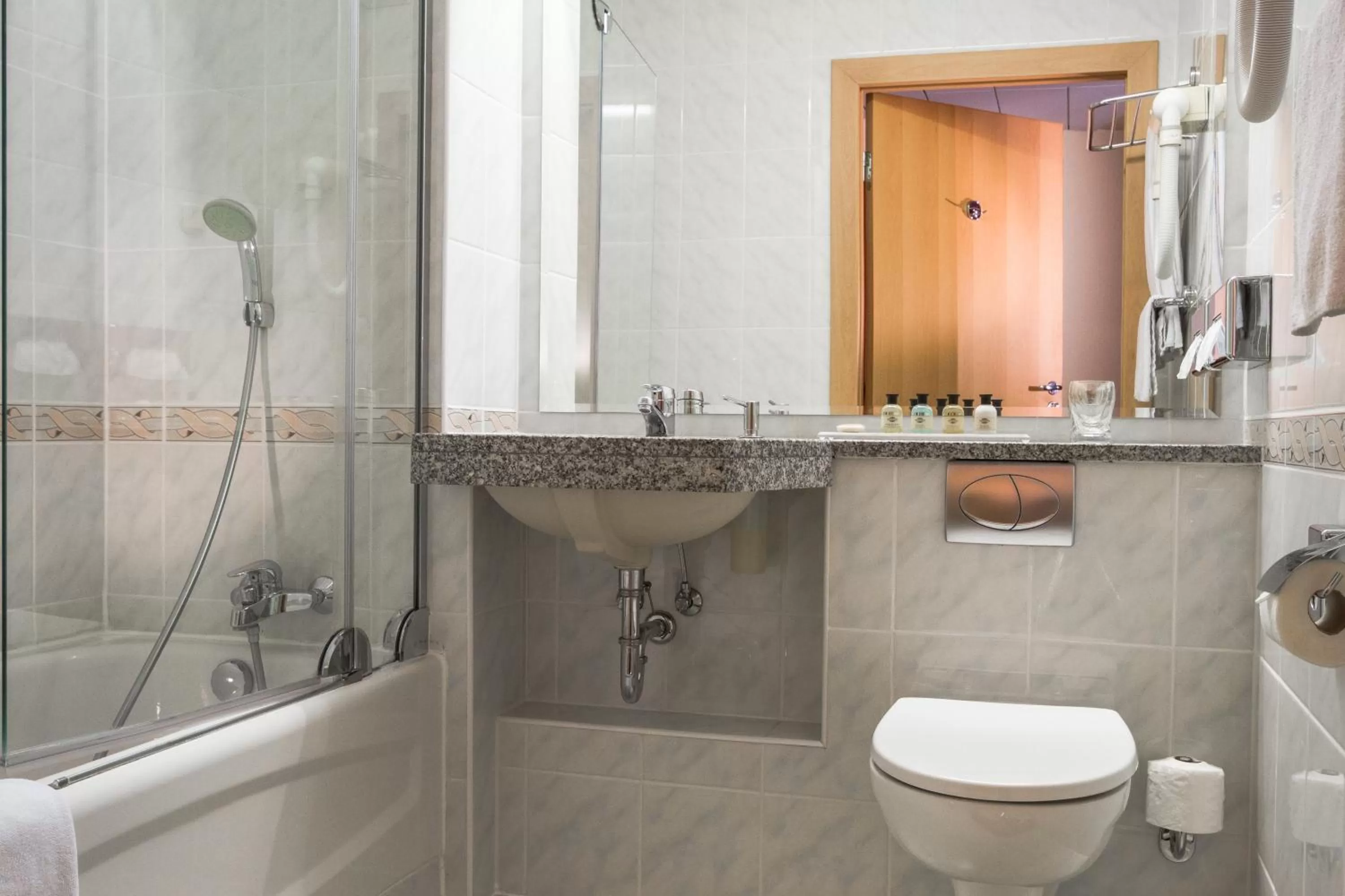 Shower in HP Park Plaza