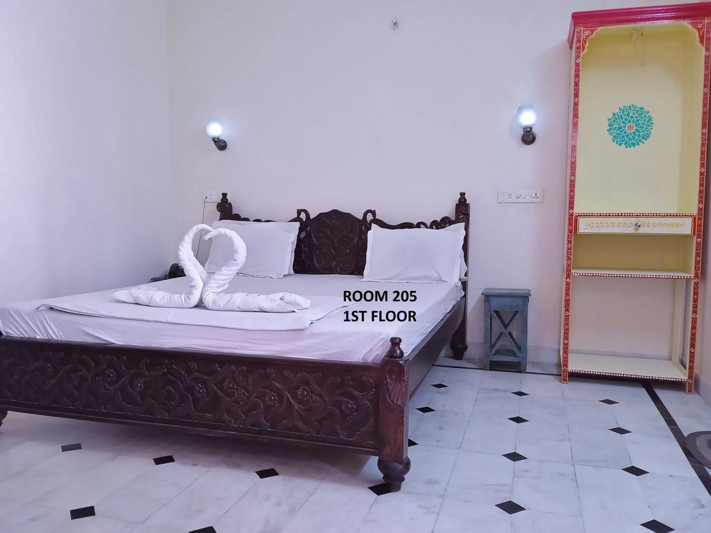 Photo of the whole room, Bed in Rigmor haveli