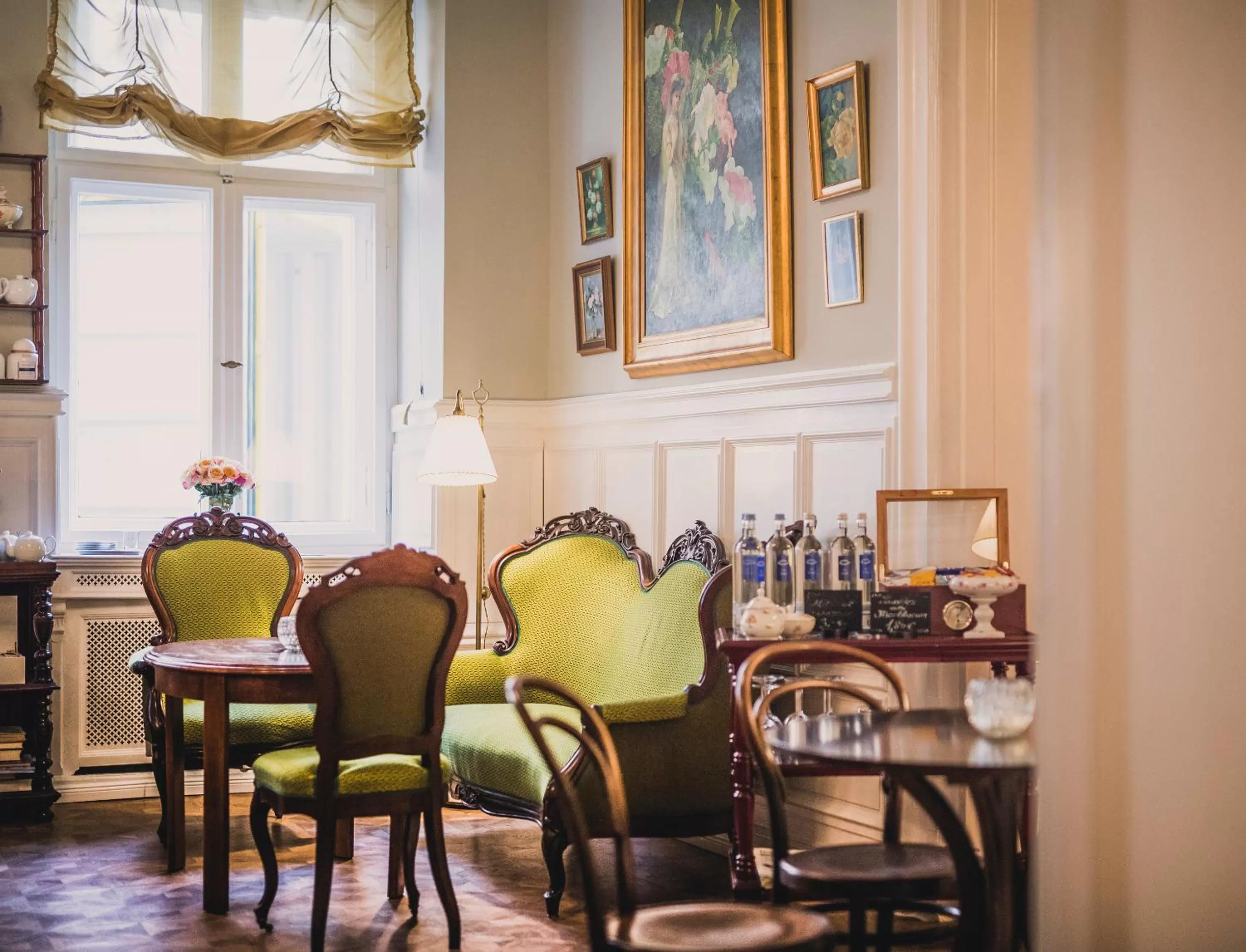 Lounge or bar in HENRI Hotel Berlin Kurfürstendamm