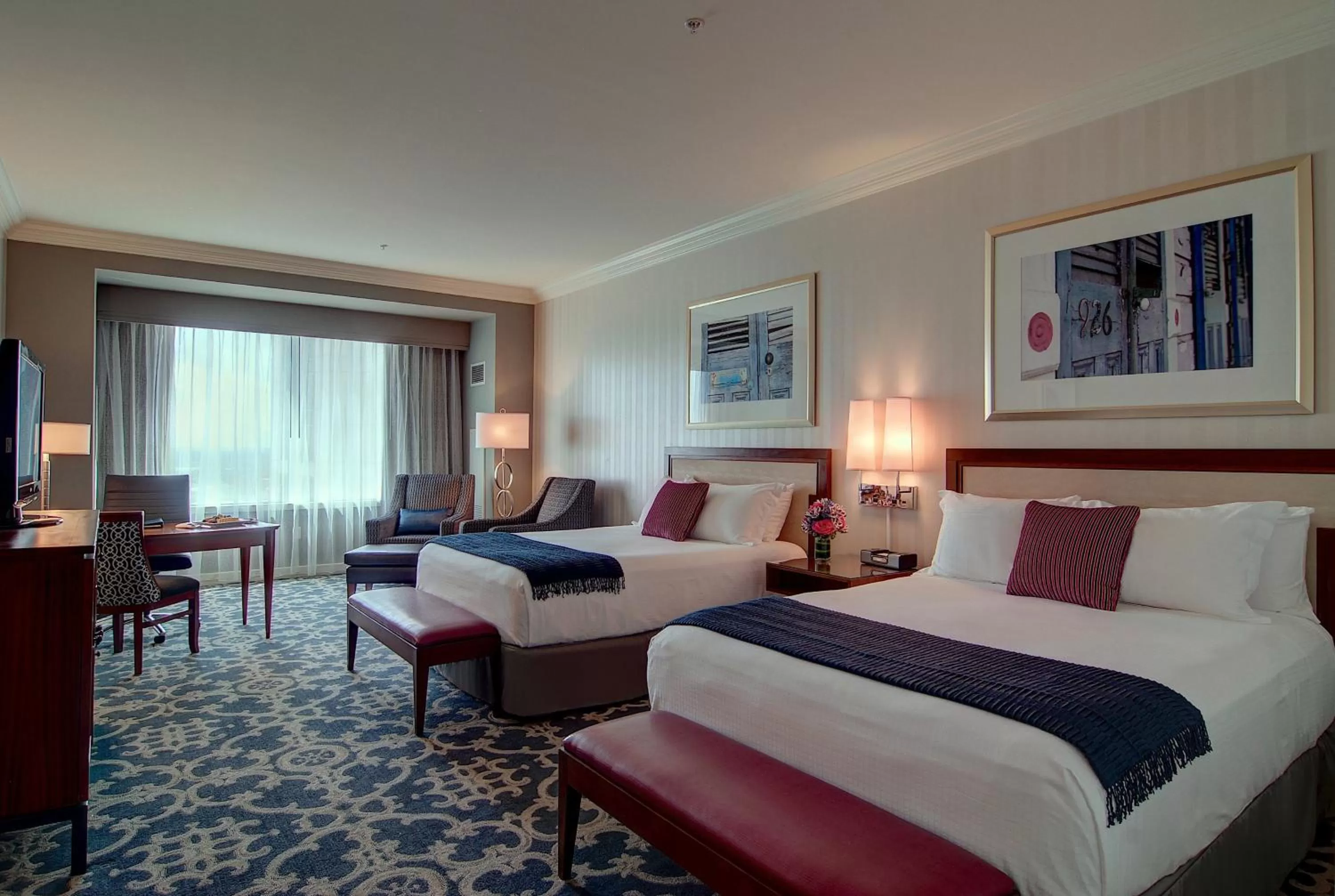 Photo of the whole room, Bed in Loews New Orleans Hotel
