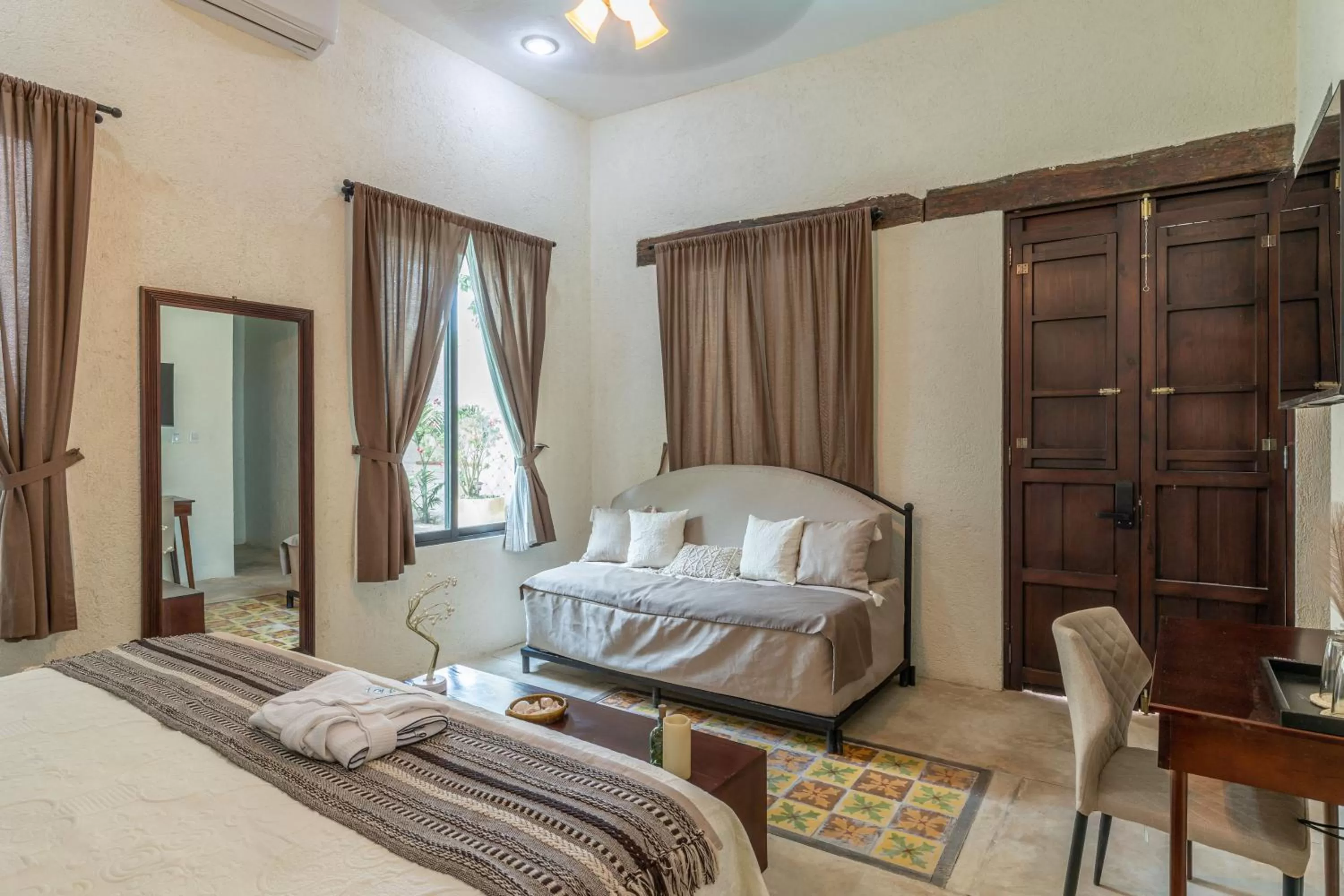 Living room, Bed in Casa Dos Lirios Hotel Boutique