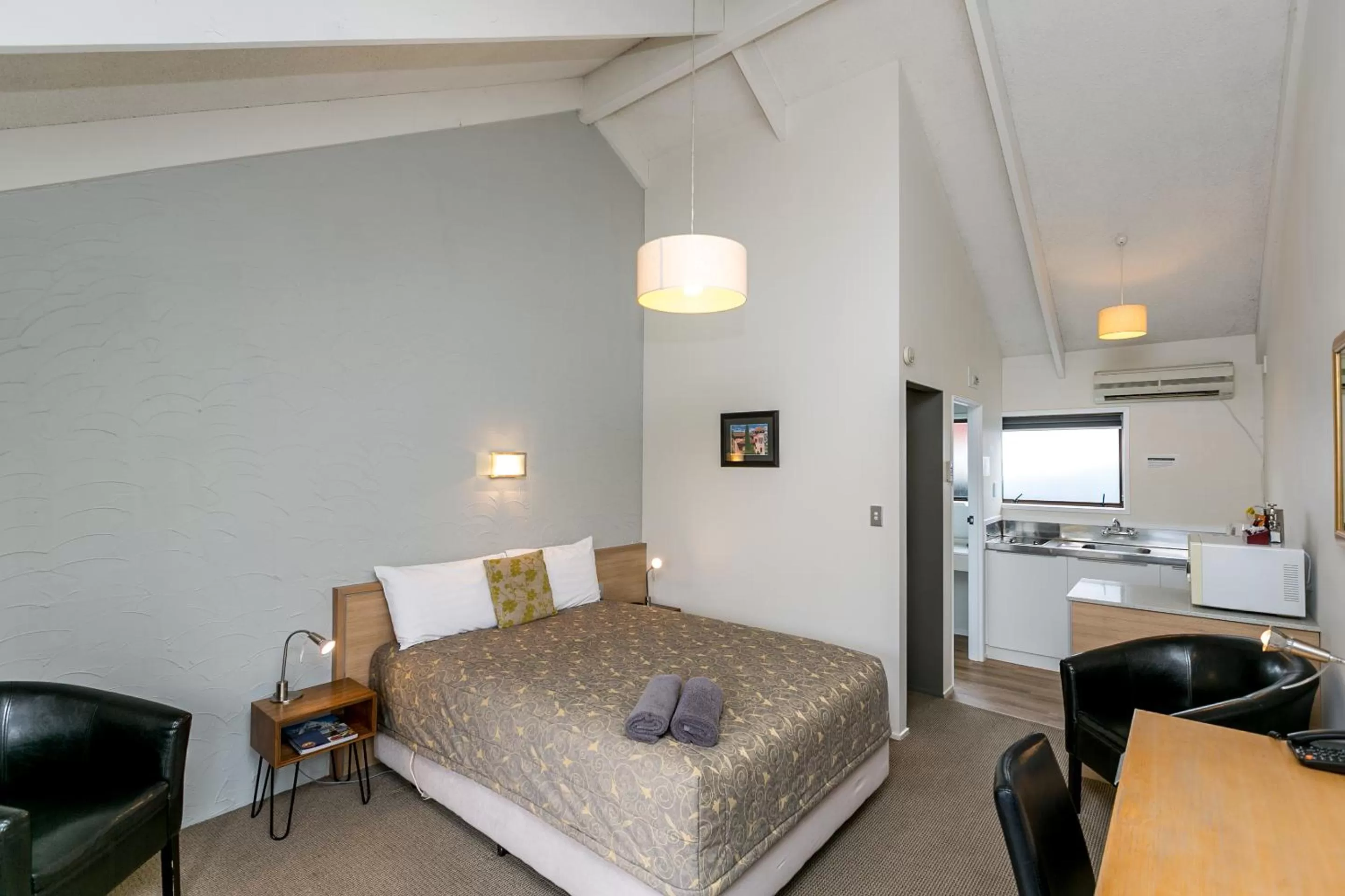 Queen Studio in 16 Northgate Motor Lodge