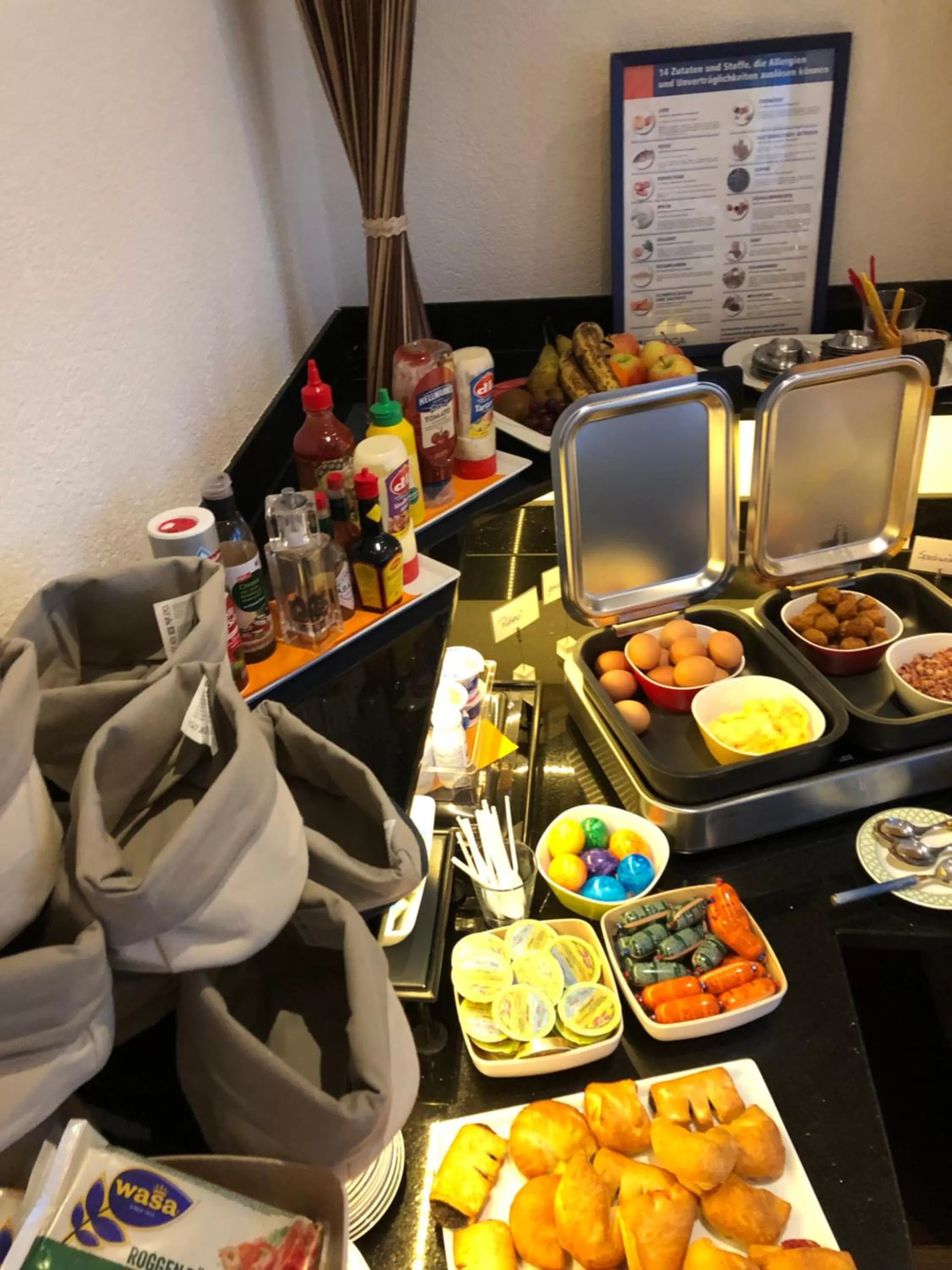 Buffet breakfast in Hotel Peterchens Mondfahrt