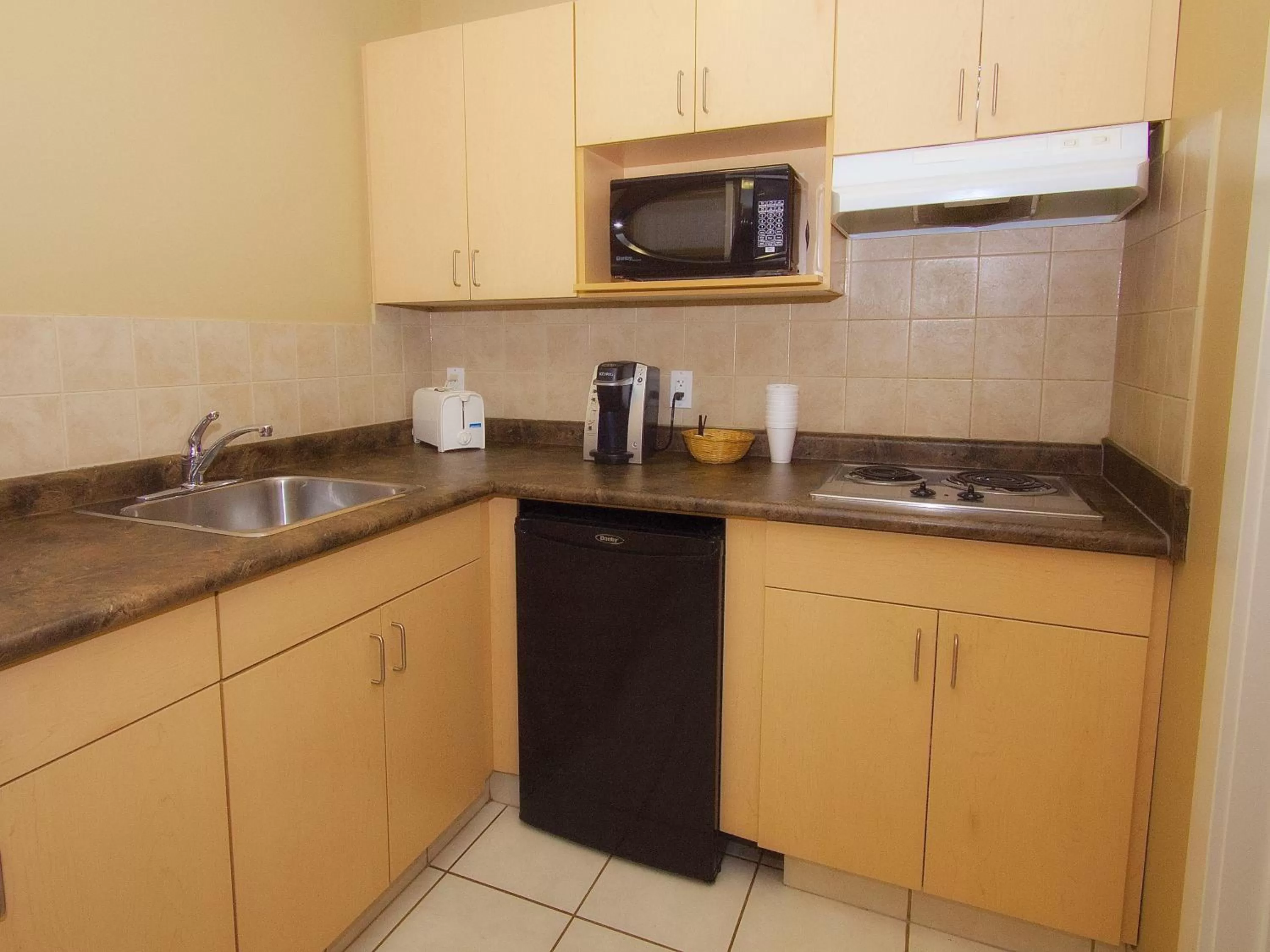 Kitchen or kitchenette in BCMInns - Fort McMurray - Rusty's