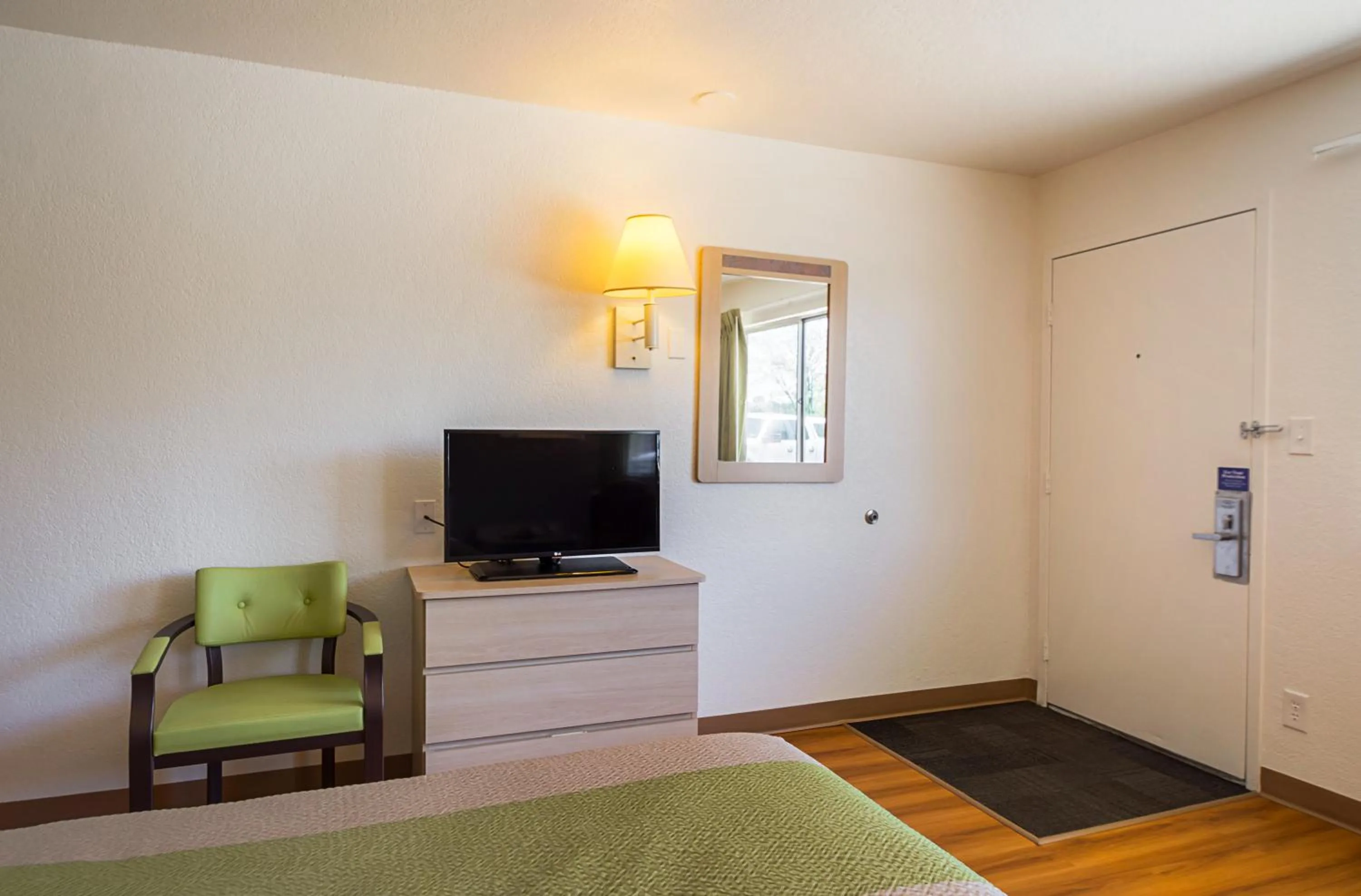 Bedroom, Bed in Motel 6-Pueblo, CO - I-25