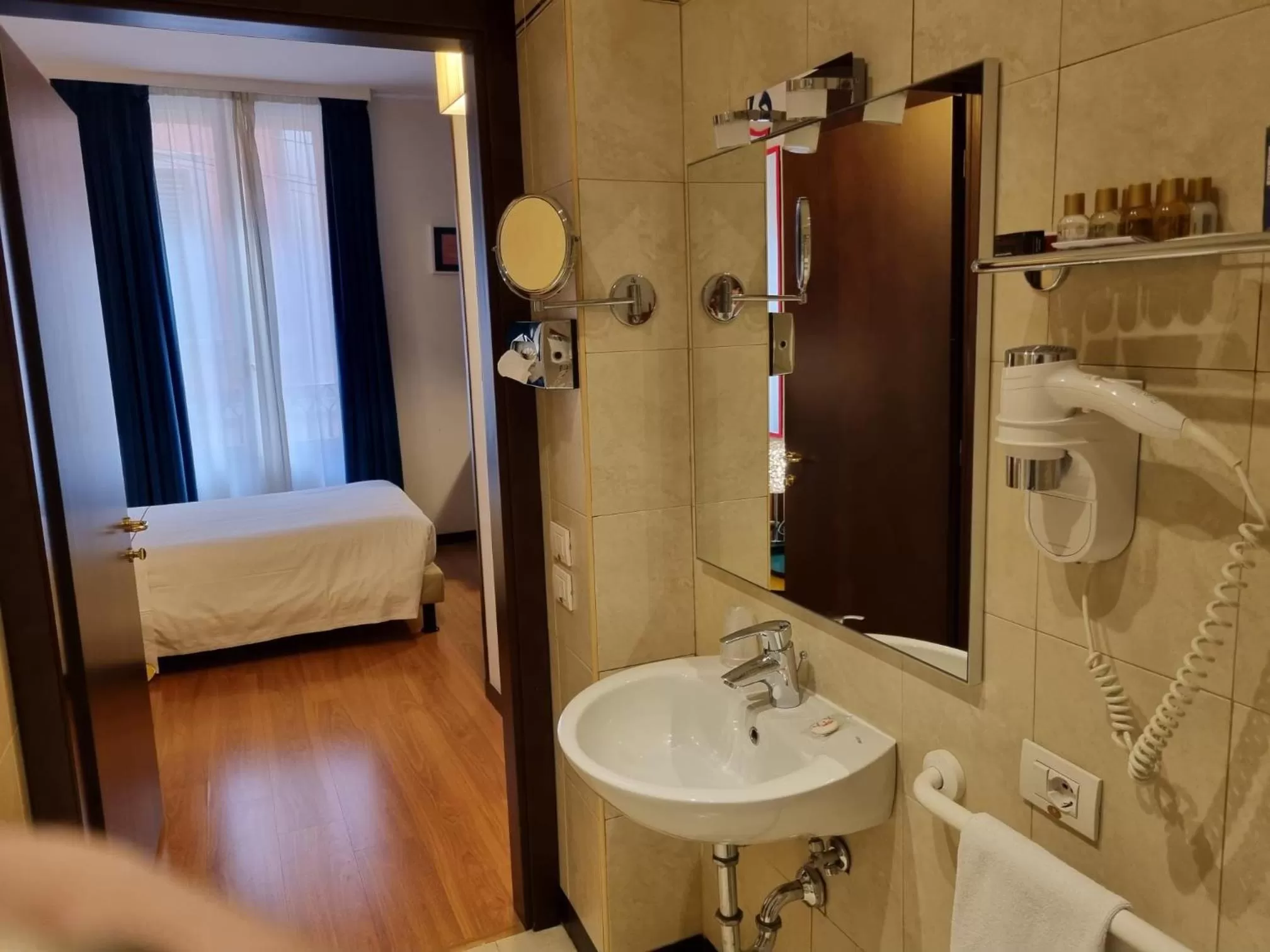 Bathroom, Bed in Phi Hotel Bologna