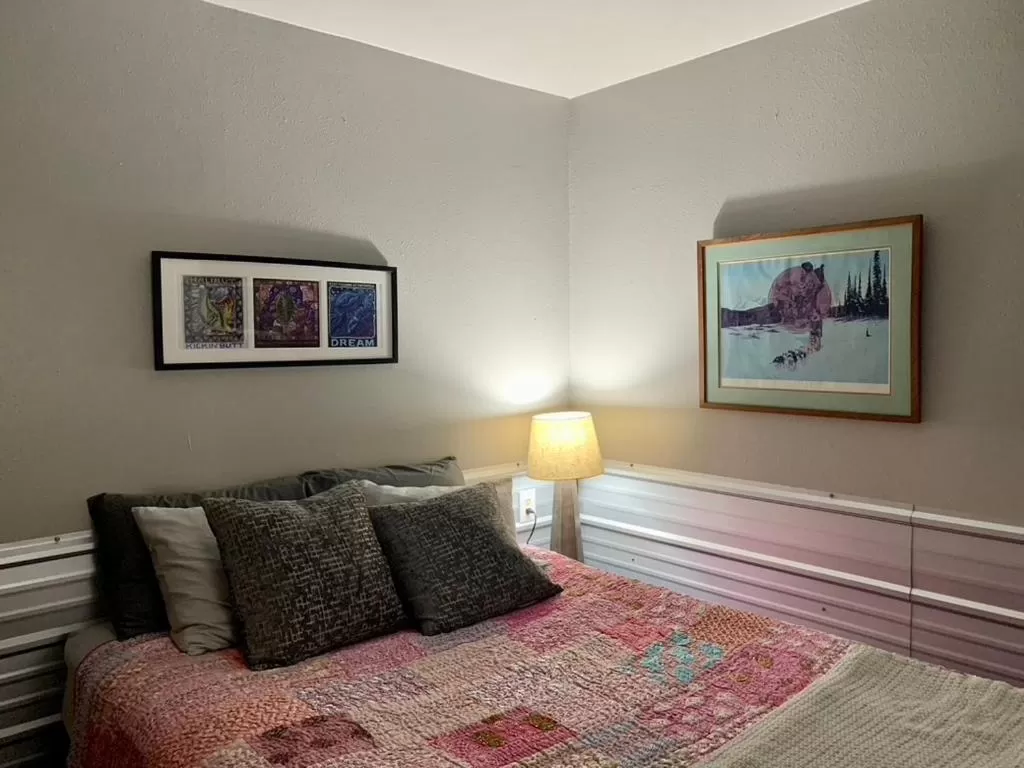 Bedroom, Bed in Clam Gulch Lodge