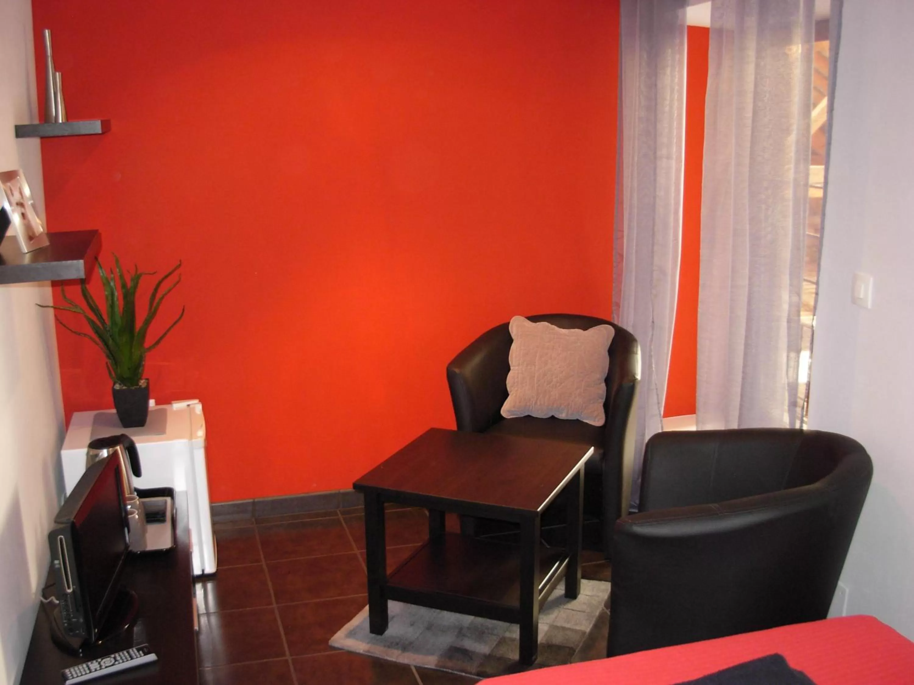 Coffee/tea facilities in Chambres D'Hotes "Les Chiens Verts", jardin, terrasse, parking privé