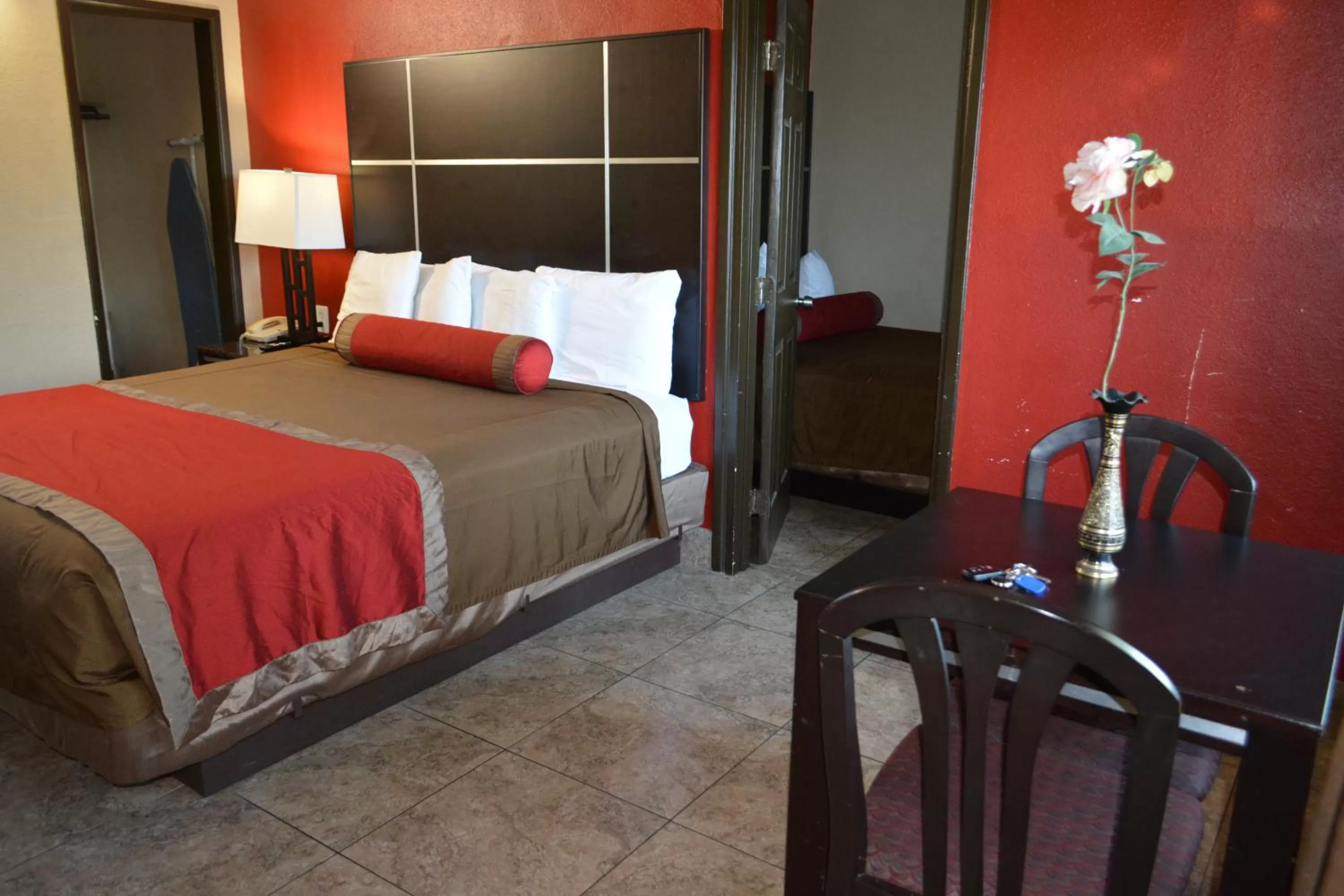 Bed in Harbor Inn & Suites Oceanside