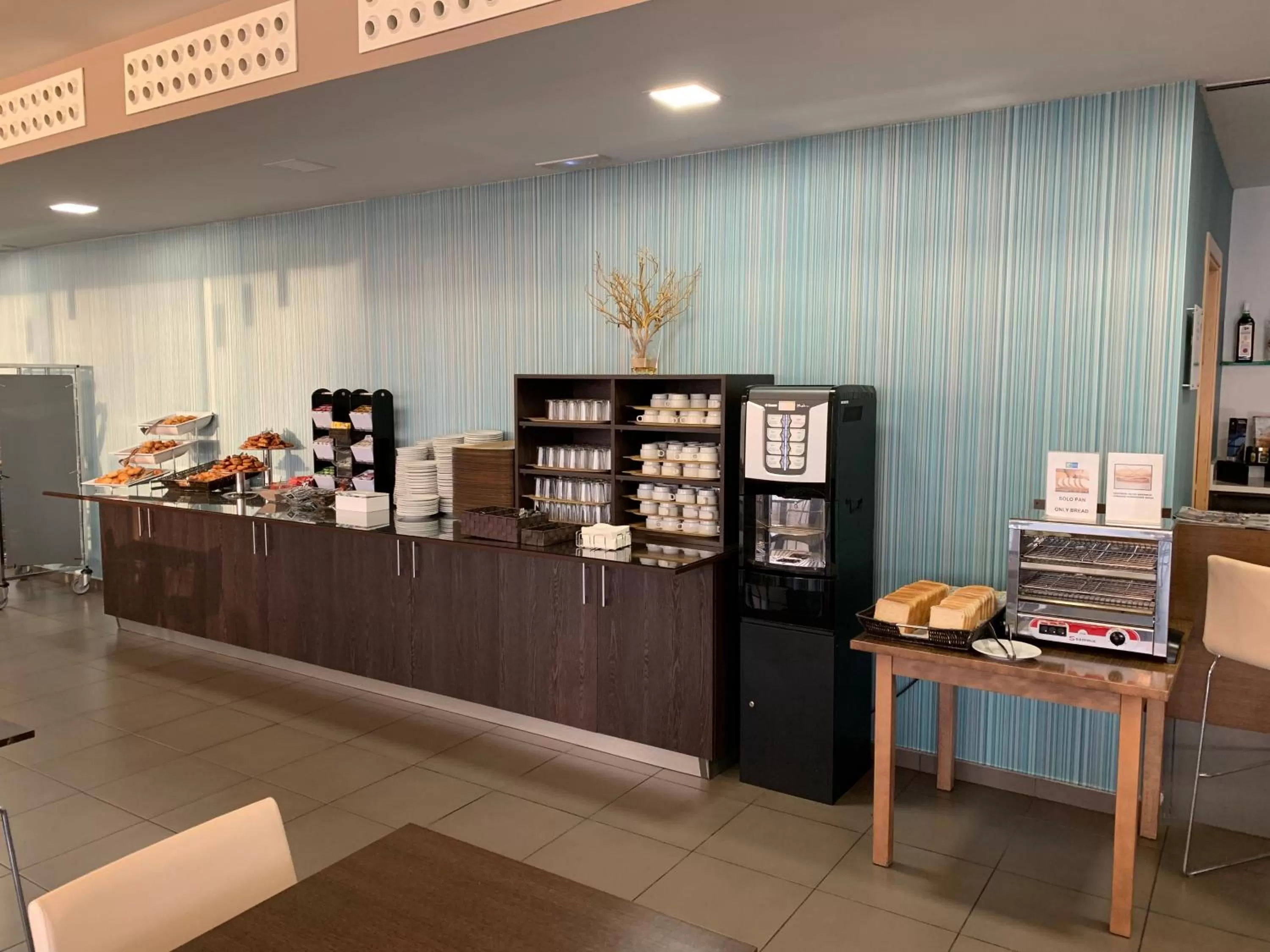 Food and drinks in Holiday Inn Express Vitoria by IHG