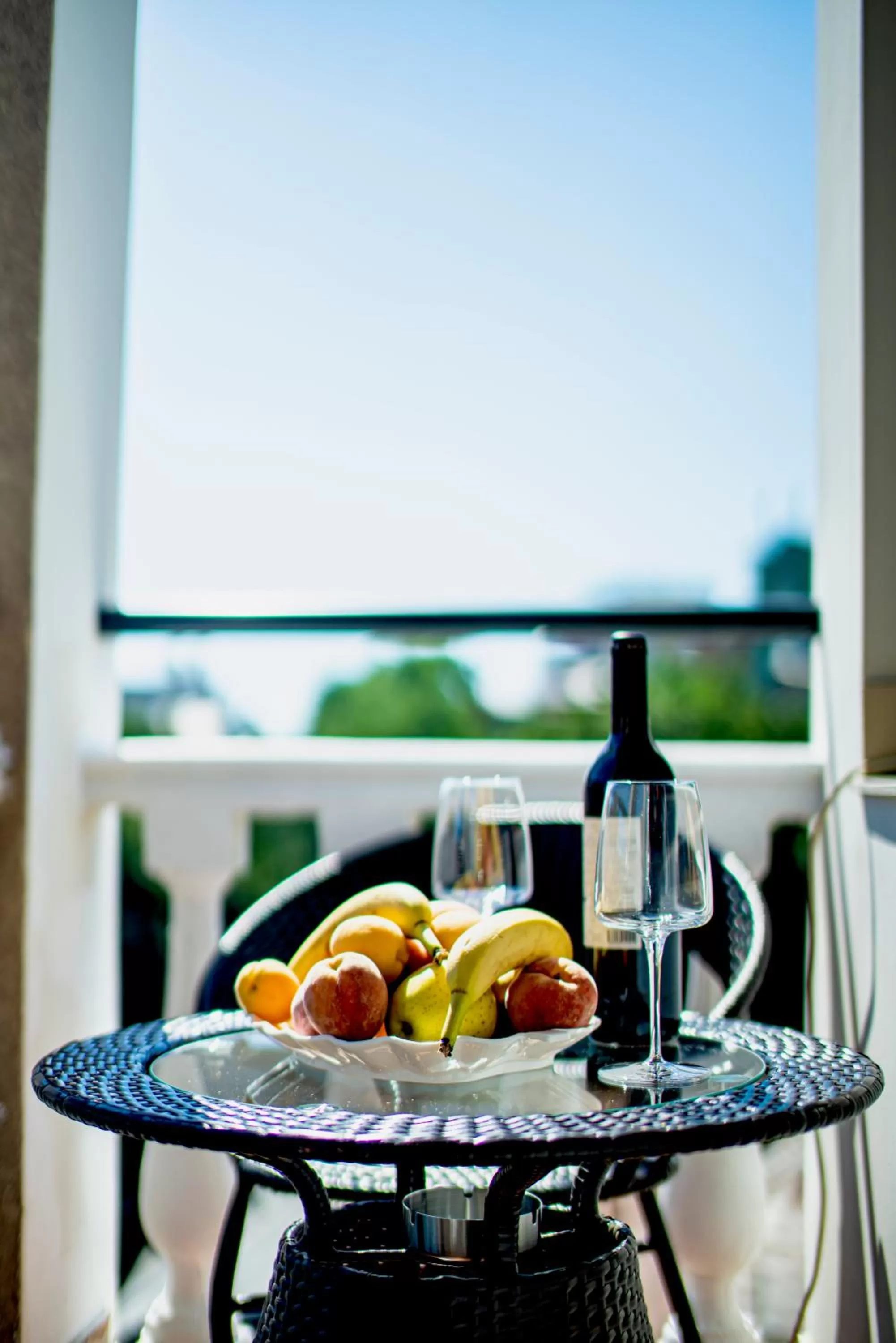 Balcony/Terrace, Food in Midtown-Vera