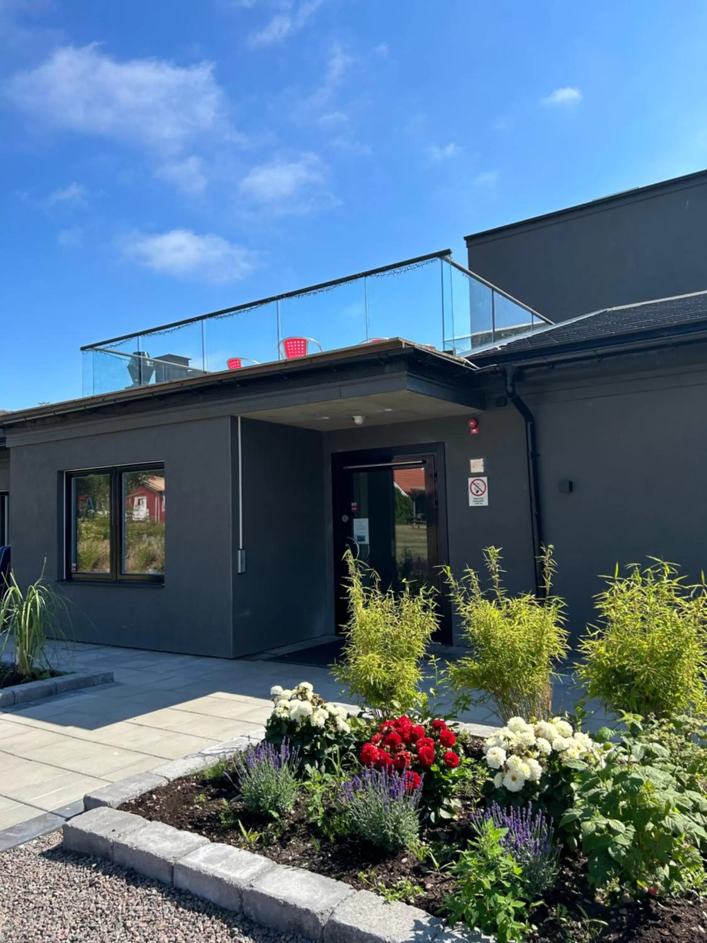 Facade/entrance in Solstickan Hotell & Vandrarhem