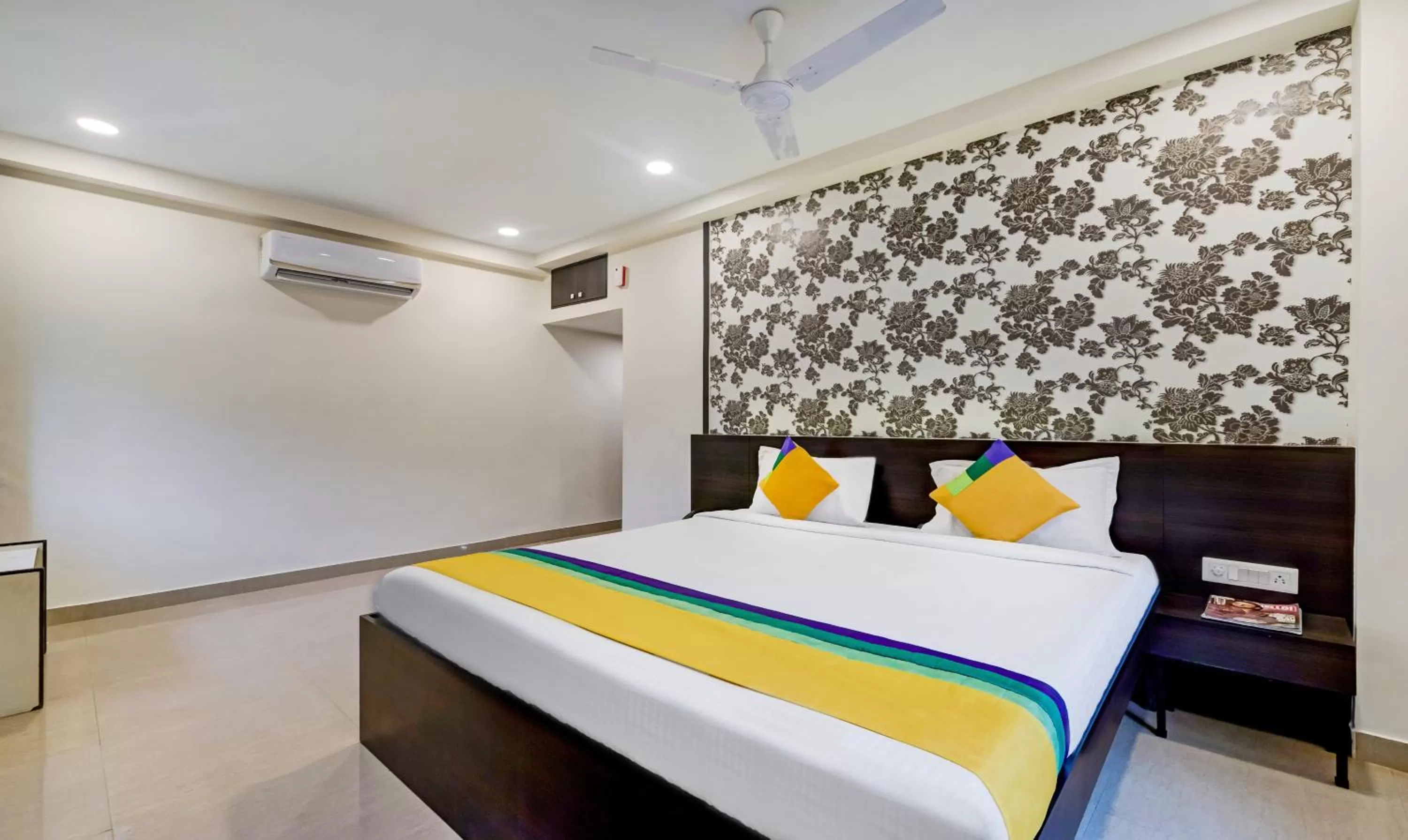 Bedroom, Bed in Itsy Hotels Neeranand Plaza, Bhawanipur