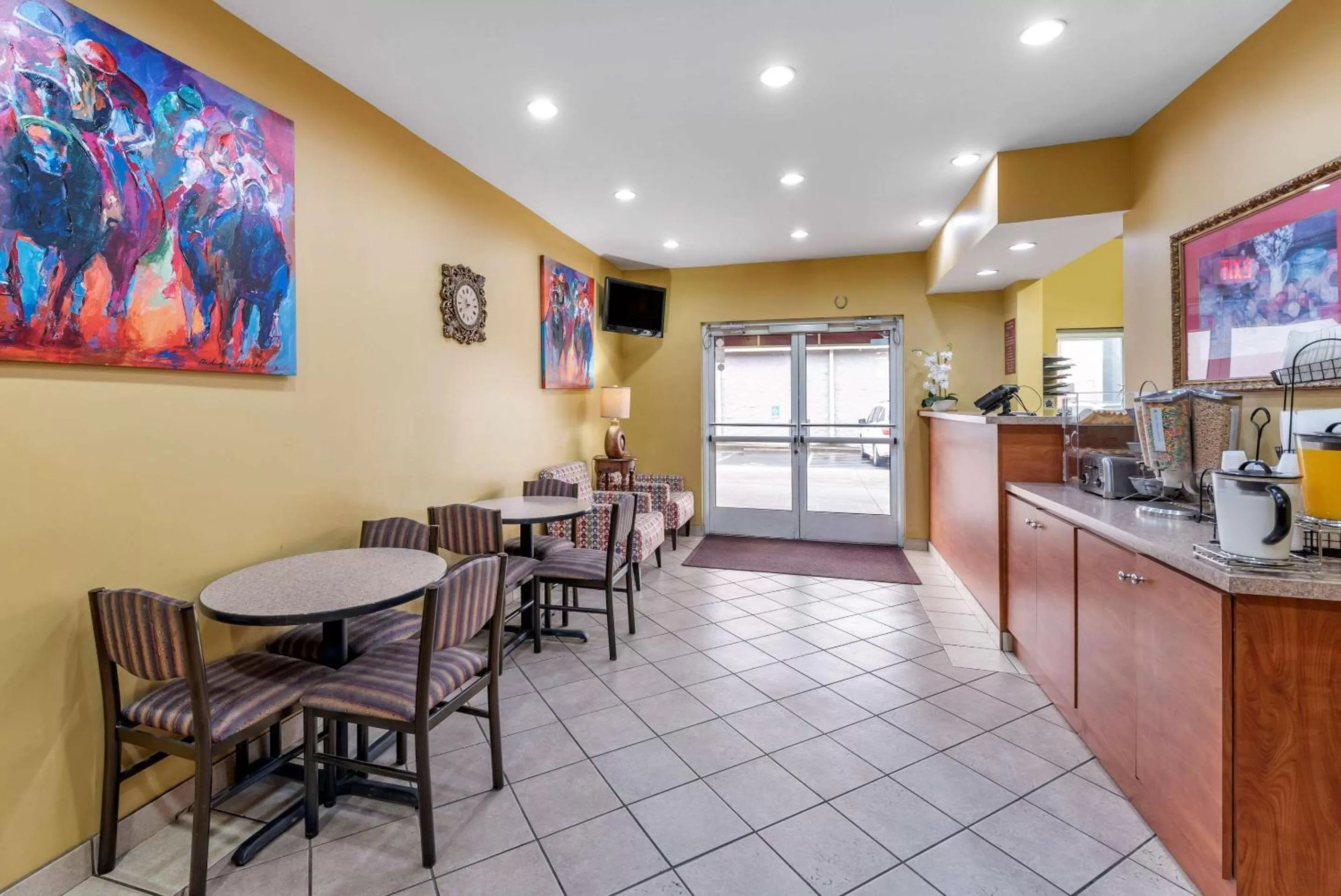 Restaurant/places to eat in Econo Lodge Louisville Airport