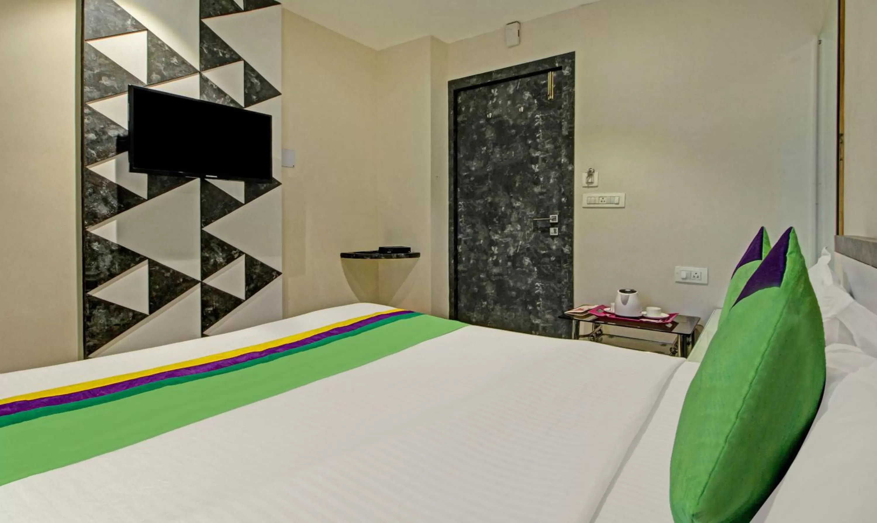 Bed in Treebo Trend Glassotel Ruby