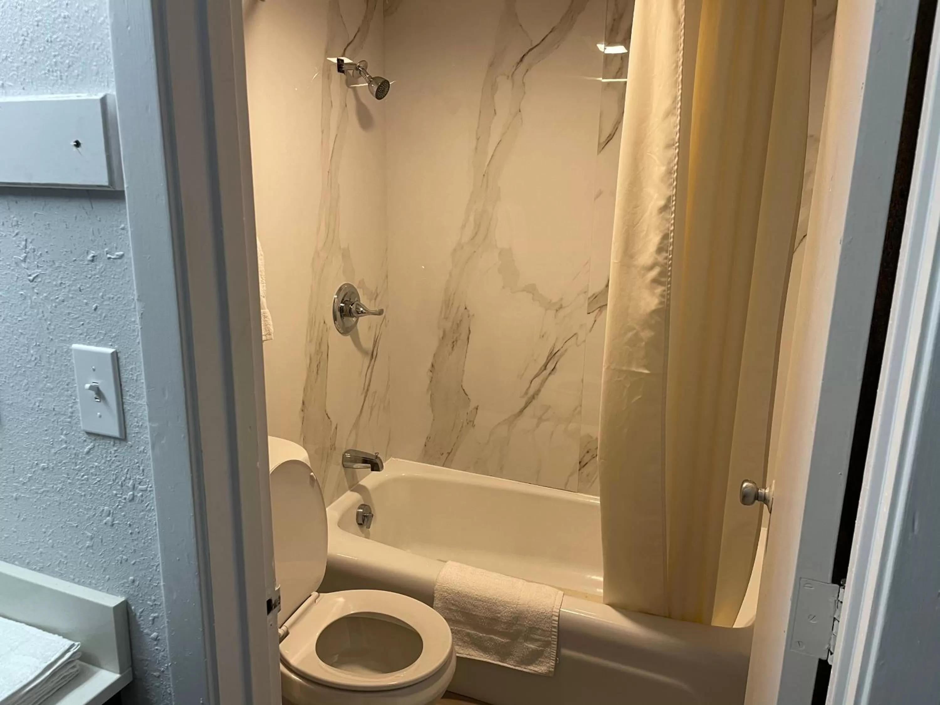 Bathroom in Studio 6 Vicksburg, MS- Downtown