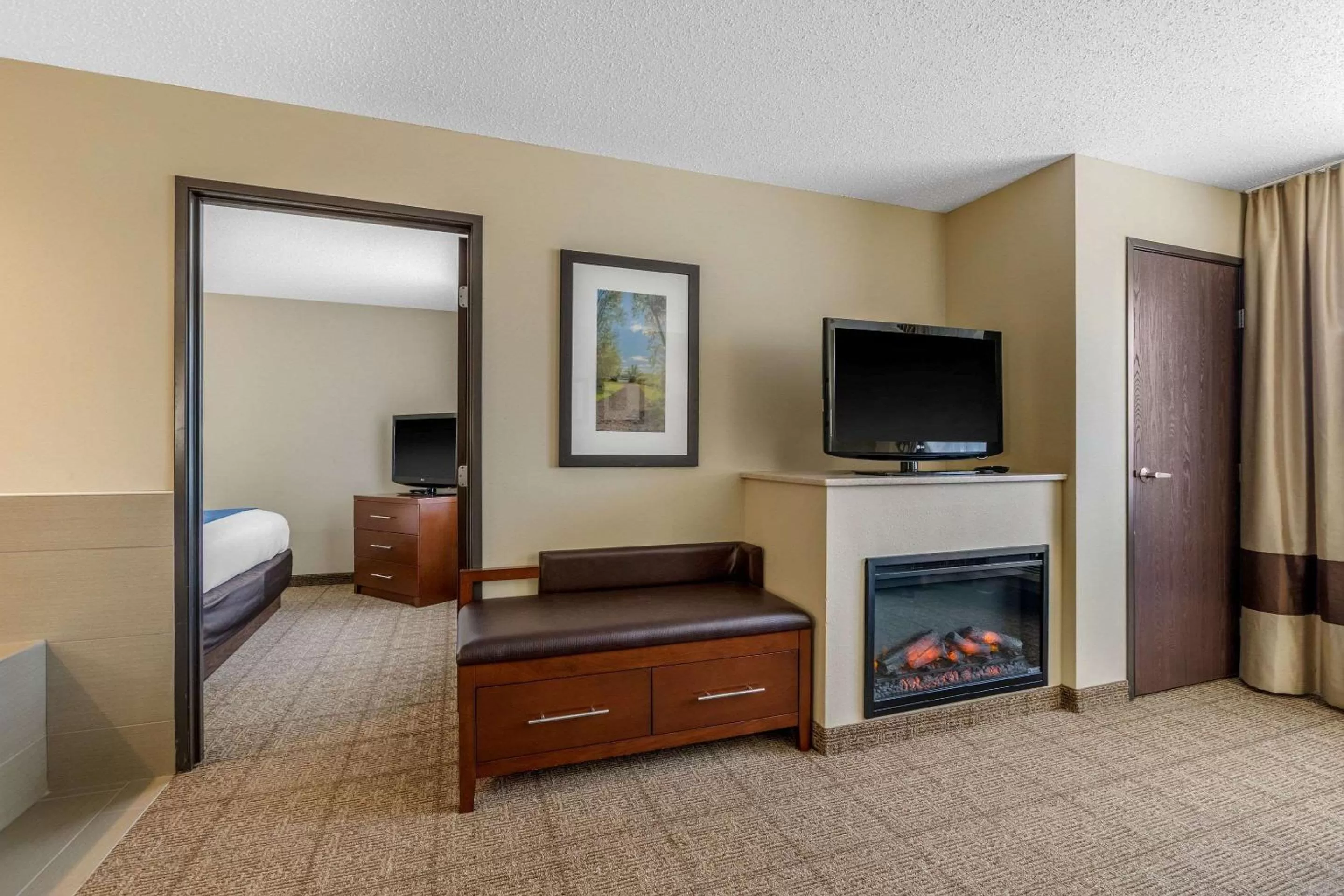 Photo of the whole room, Bed in Comfort Suites Cedar Falls Industrial Park