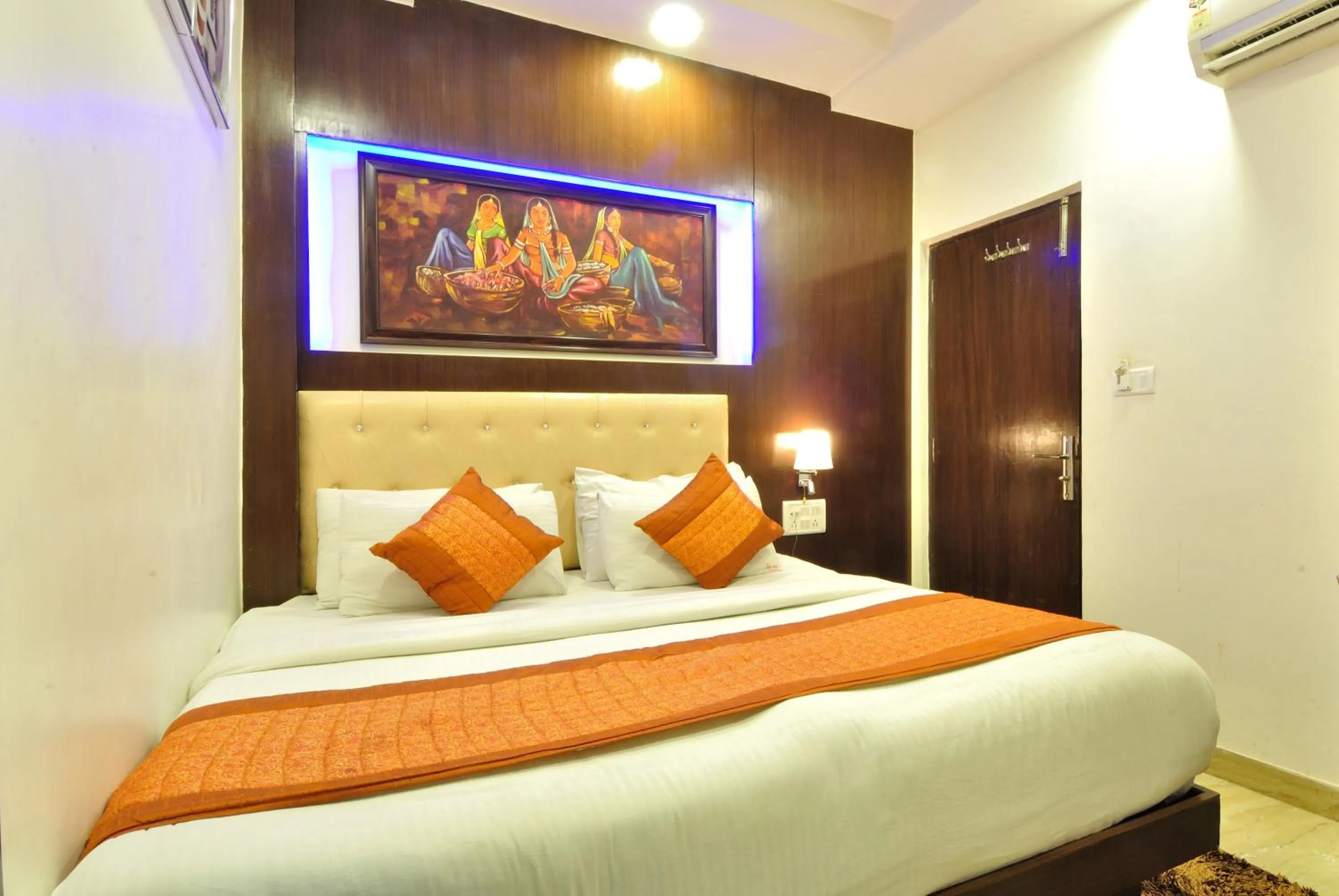 Bedroom, Bed in Hotel Nirmal Mahal - Paharganj - New Delhi