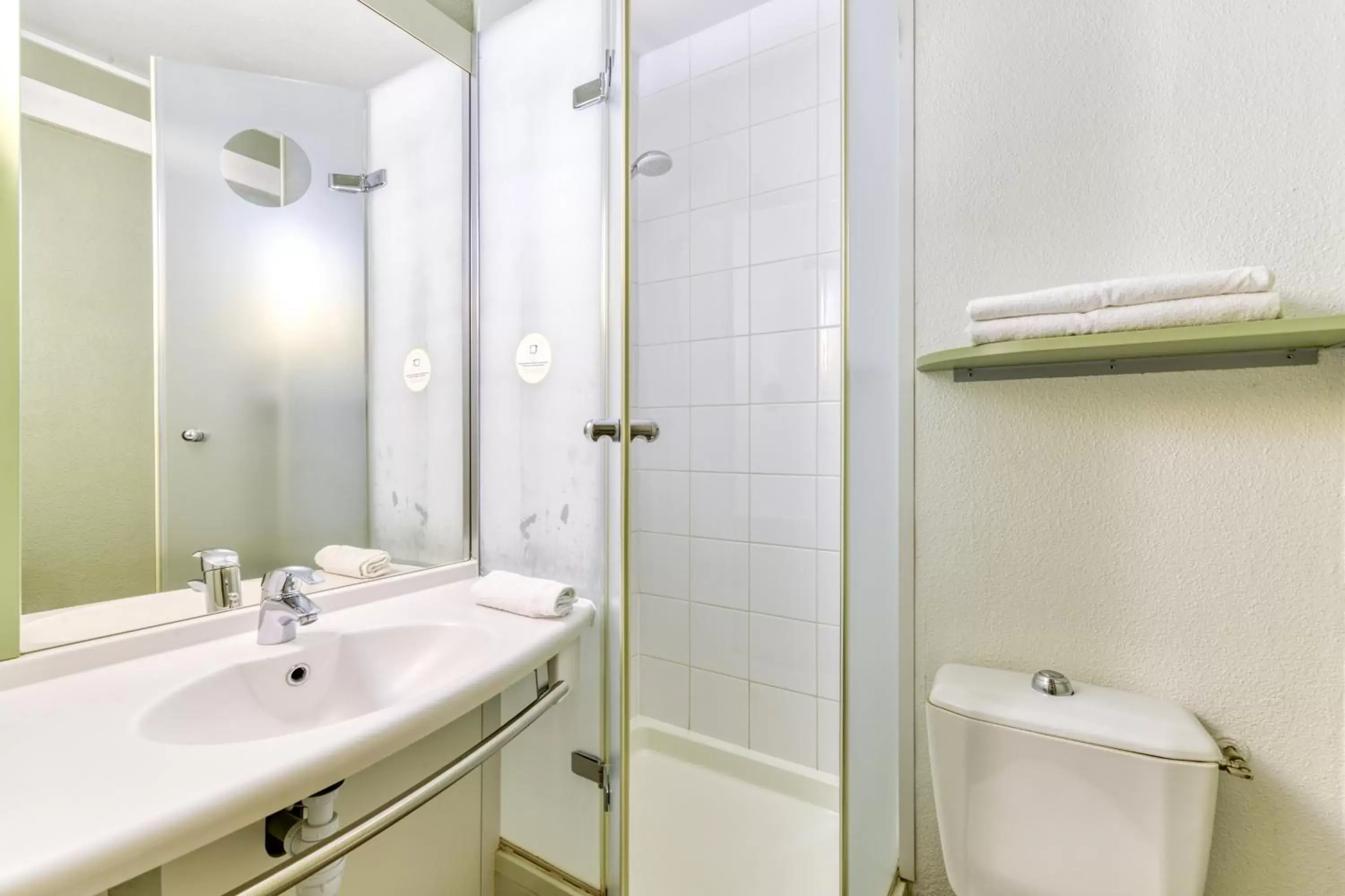 Double Room with Bunk Bed in B&B HOTEL Montpellier Sud Lattes Double Room with Bunk Bed in B&B HOTEL Montpellier Sud Lattes