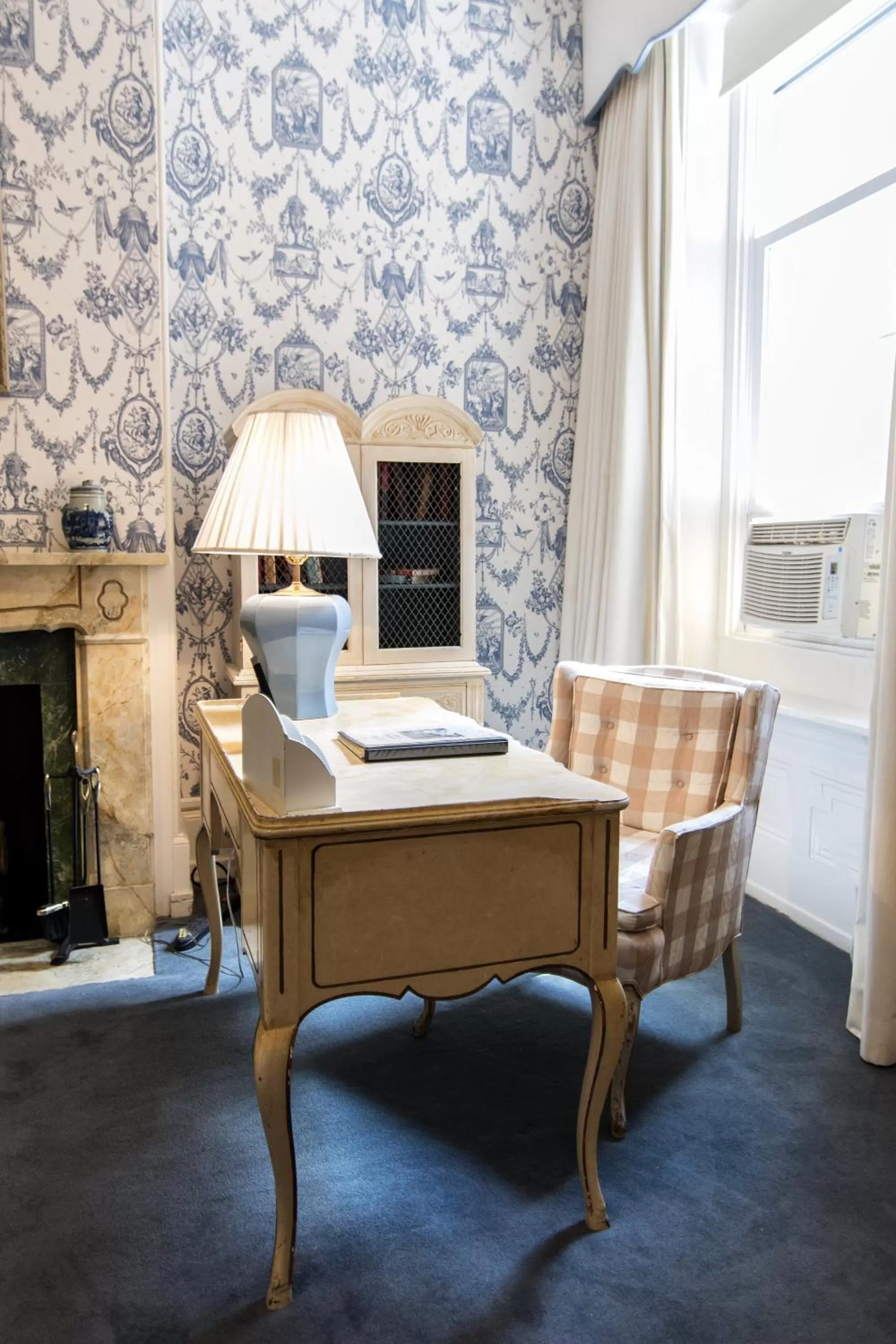 Communal lounge/ TV room in La Reserve Bed and Breakfast