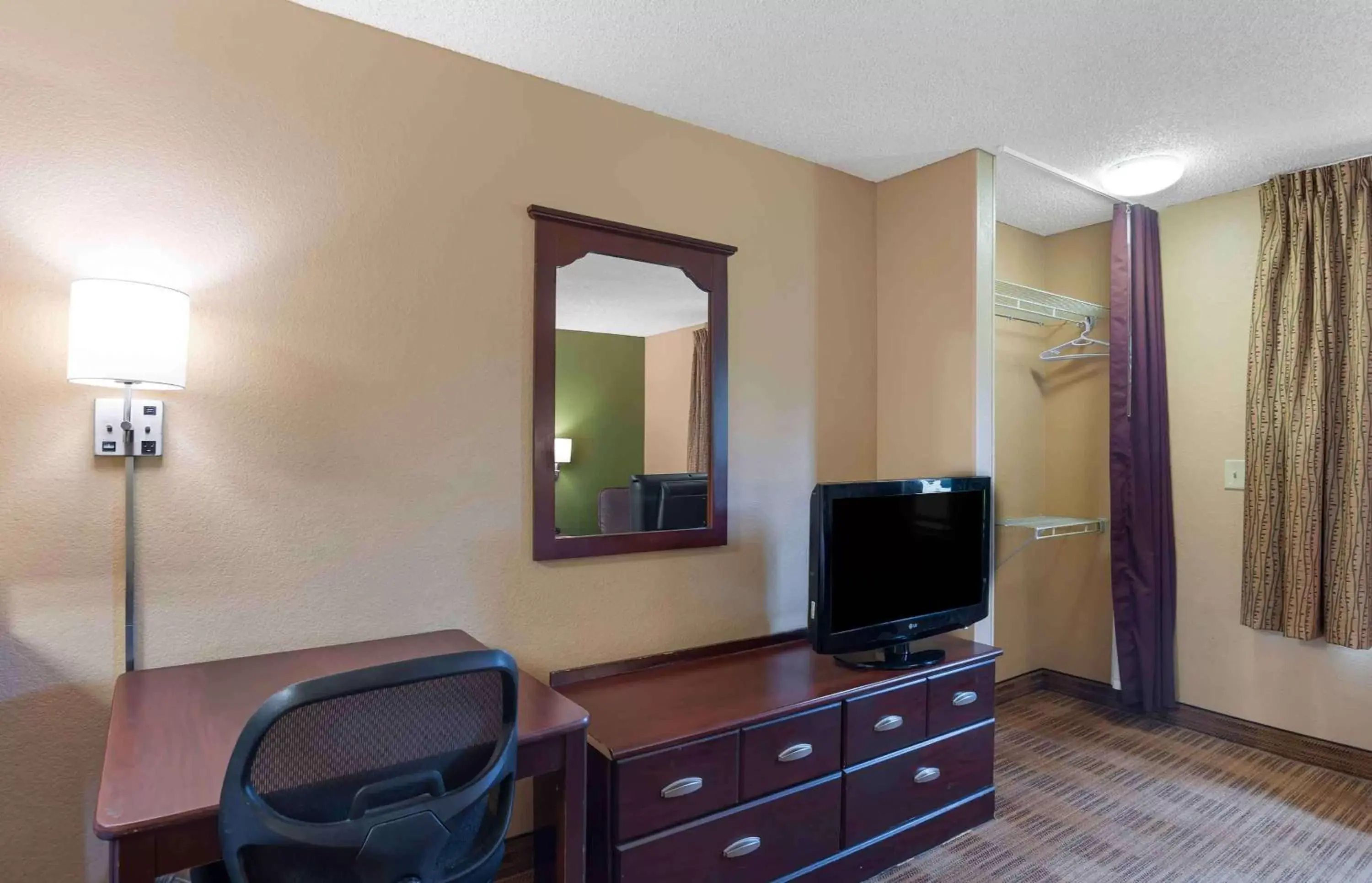 Queen Studio - Disability Access/Non-Smoking in Extended Stay America Suites - San Diego - Oceanside Queen Studio - Disability Access/Non-Smoking in Extended Stay America Suites - San Diego - Oceanside