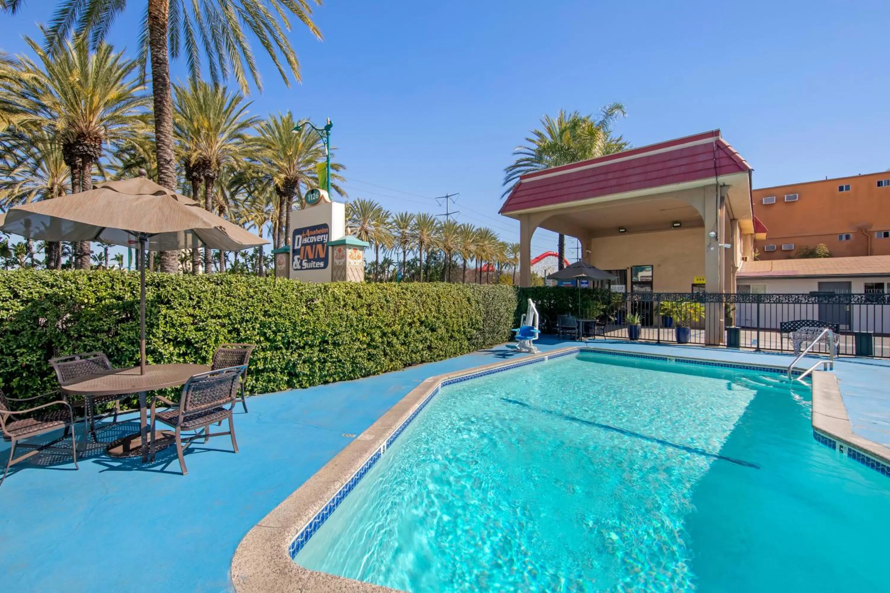 Swimming pool in Anaheim Discovery Inn and Suites