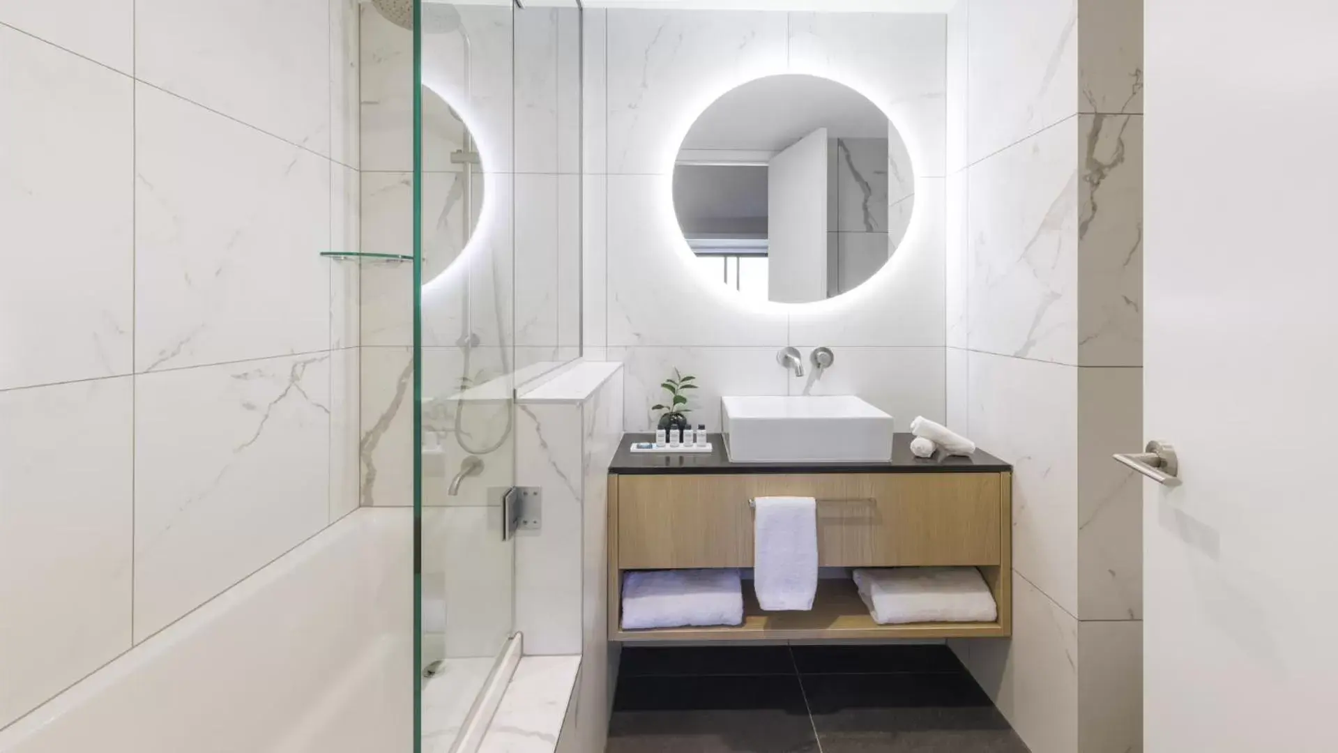 One Bedroom Lake View Apartment in Oaks Queenstown Shores Resort One Bedroom Lake View Apartment in Oaks Queenstown Shores Resort