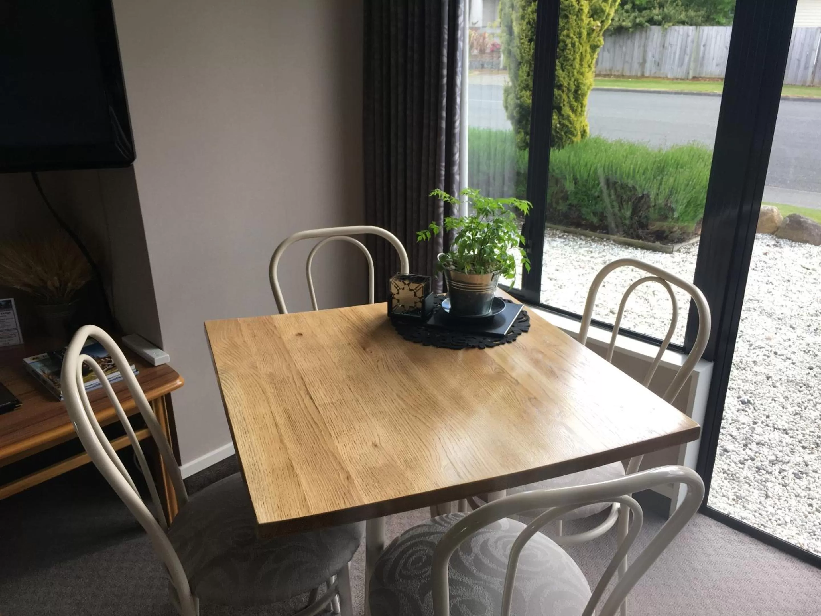 Dining area in Lakefront Lodge