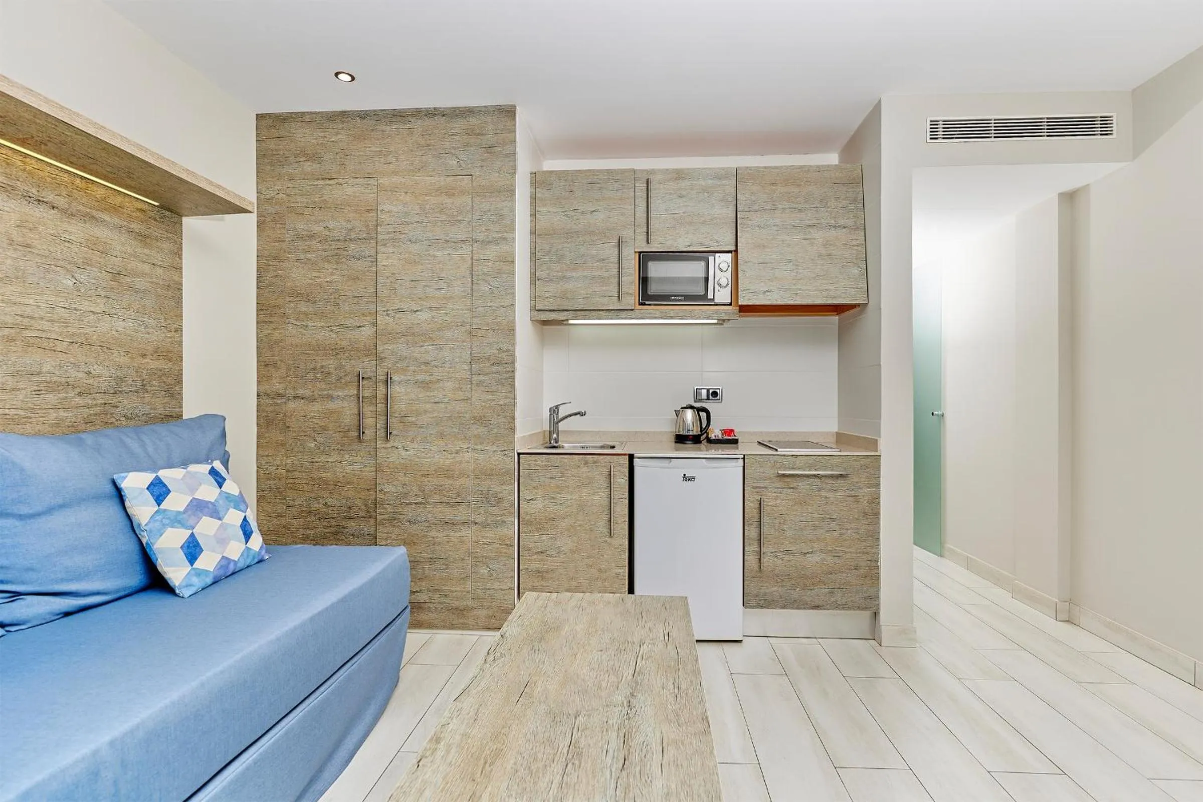 Living room, Kitchen/Kitchenette in Alua Palmanova Bay