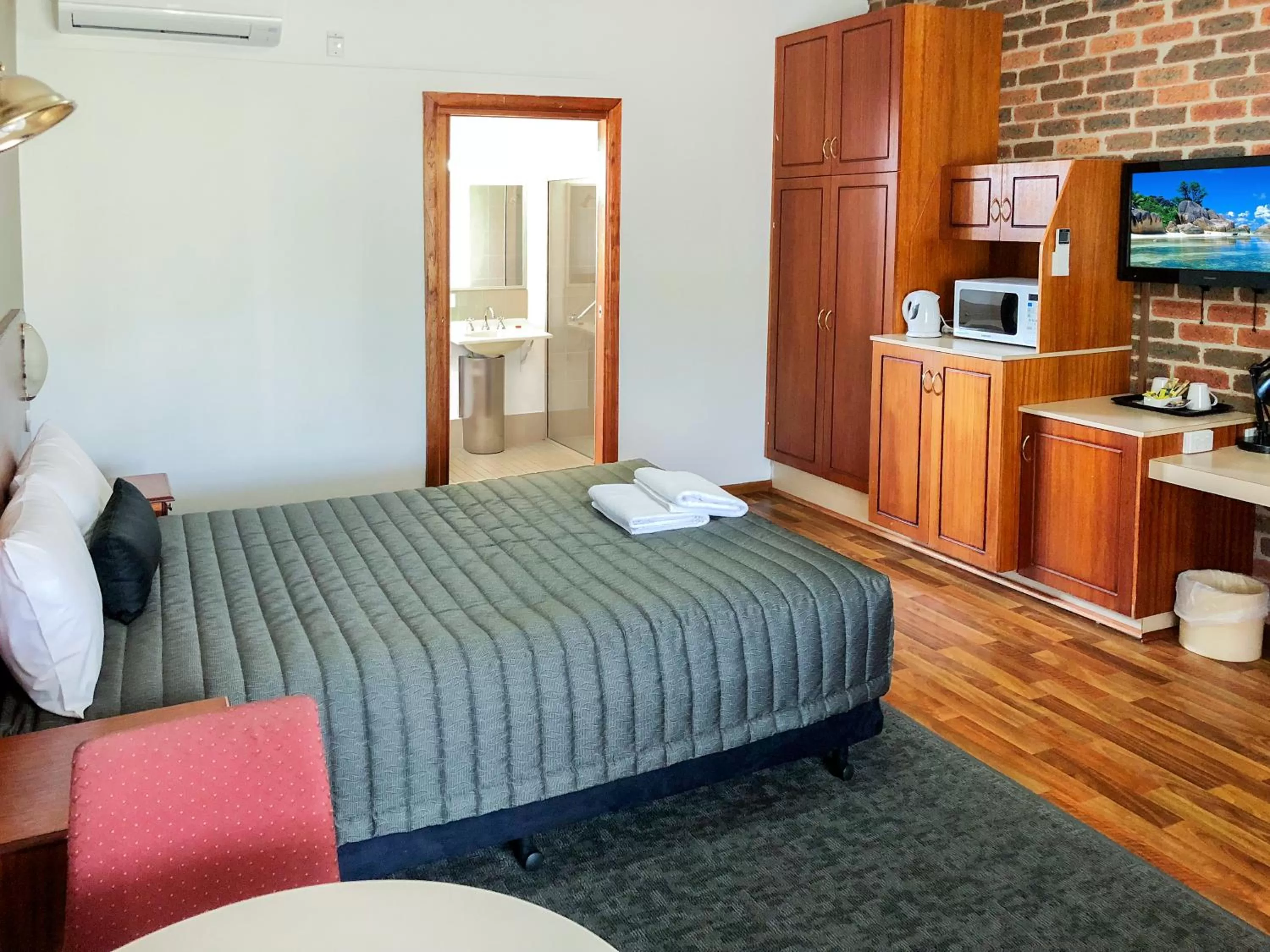 Bedroom, Bed in Leeton Heritage Motor Inn