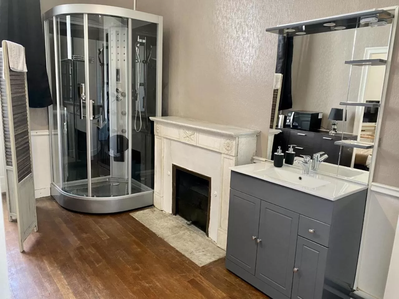 Bathroom in Hôtel Particulier CHÂTEAU DES MARAIS Proximité et vue sur le Lac de Grand lieu