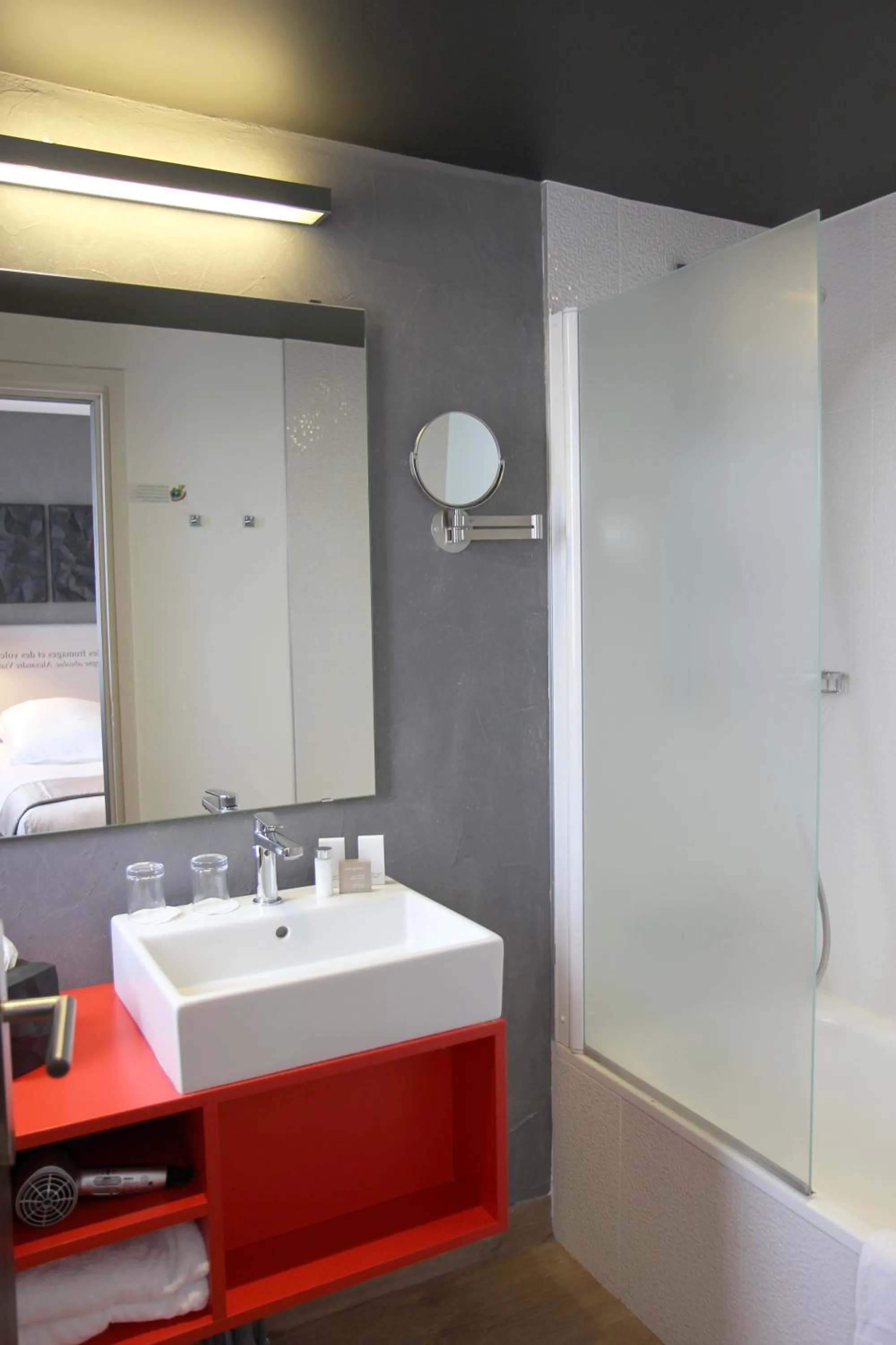 Shower in Hotel Litteraire Alexandre Vialatte, BW Signature Collection