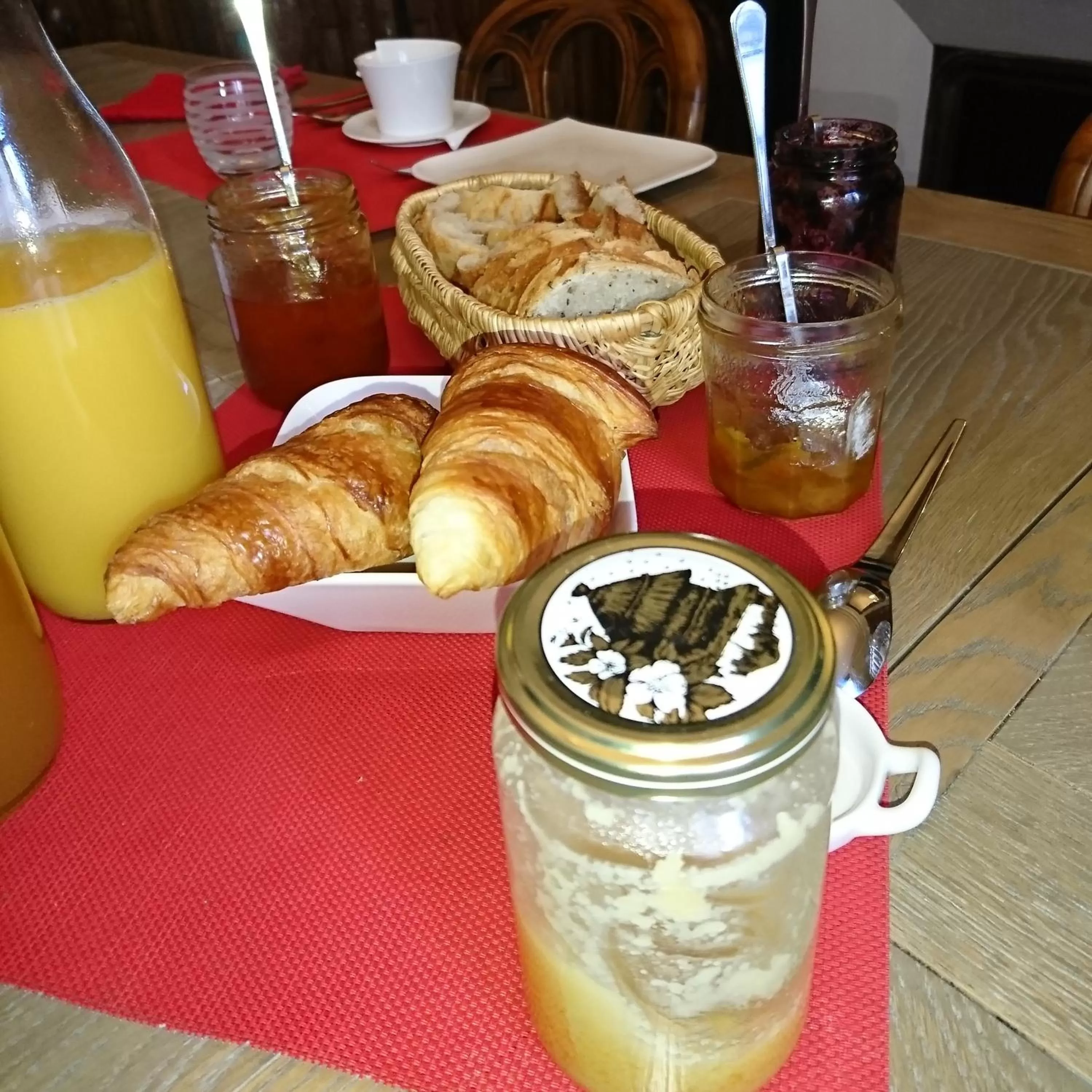 Food and drinks in La Maison d'Adelaïde