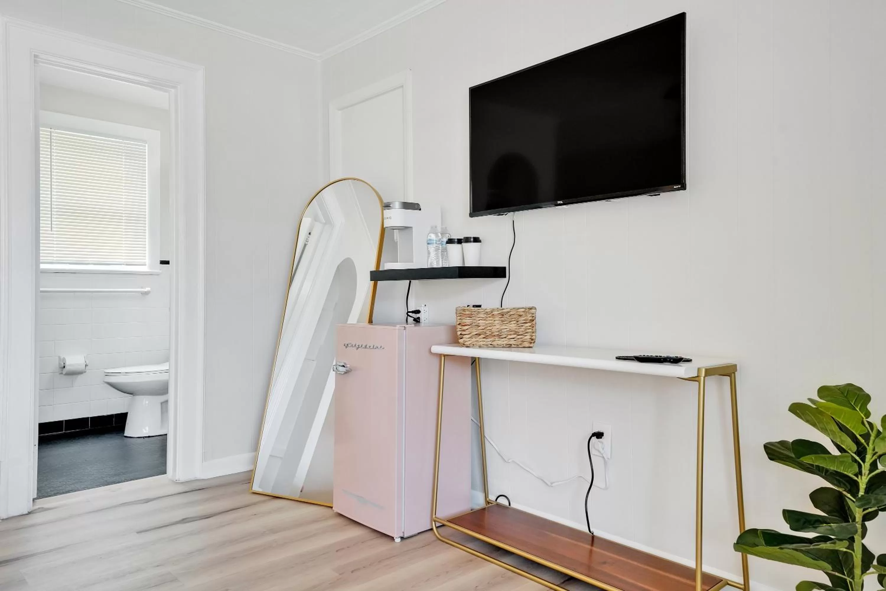 TV and multimedia in The Starlite Inn