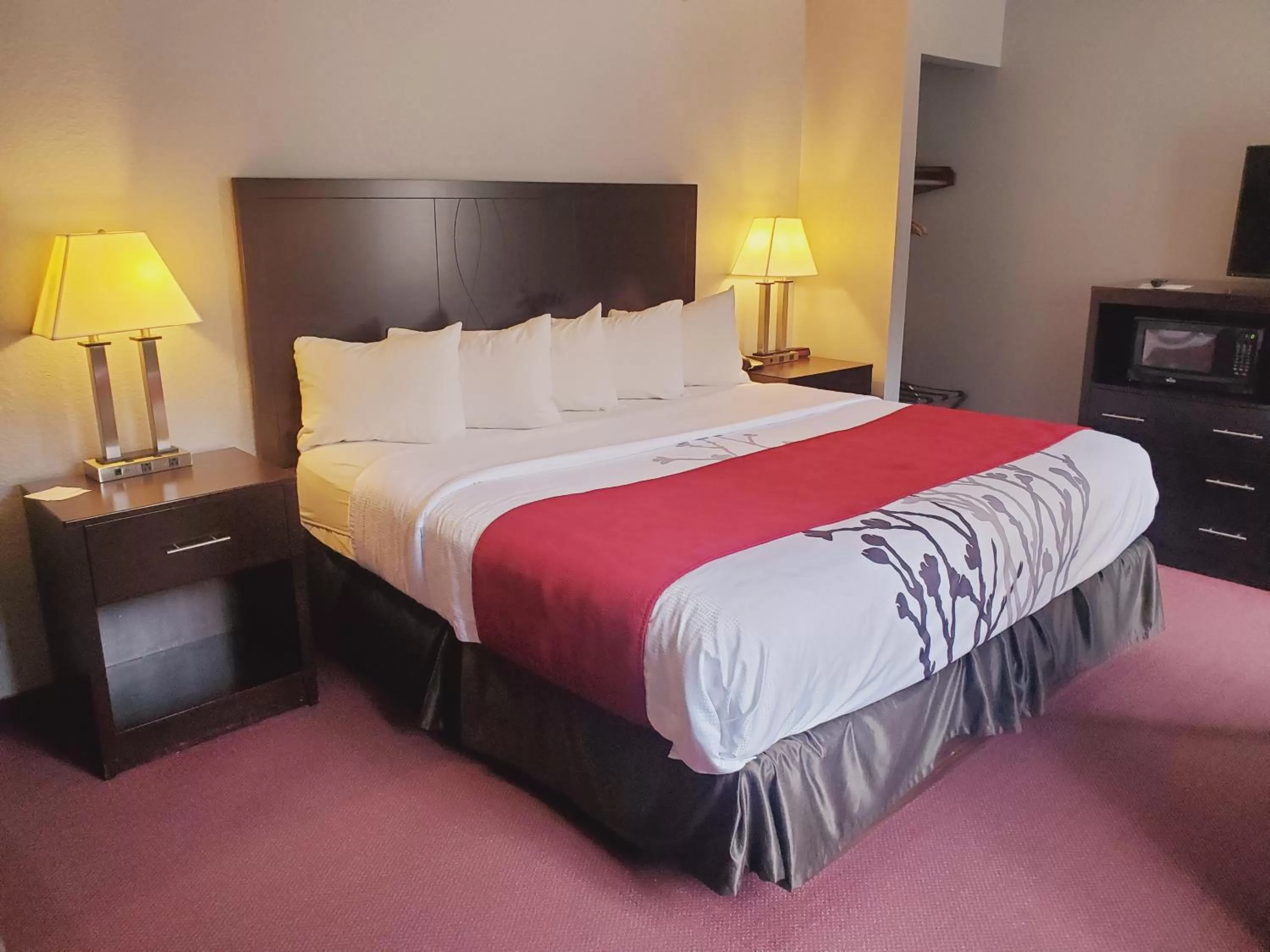 Bed in Blackstone Lodge and Suites